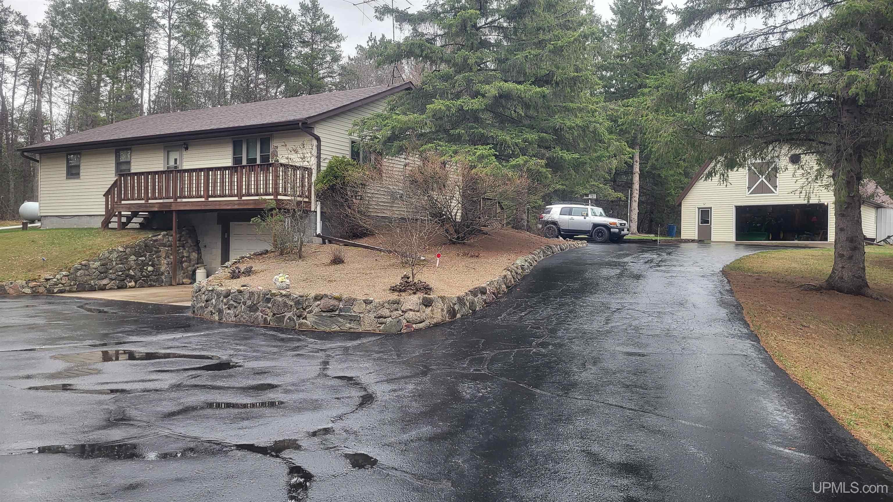 9332 Deer Lake Road Property Photo 1