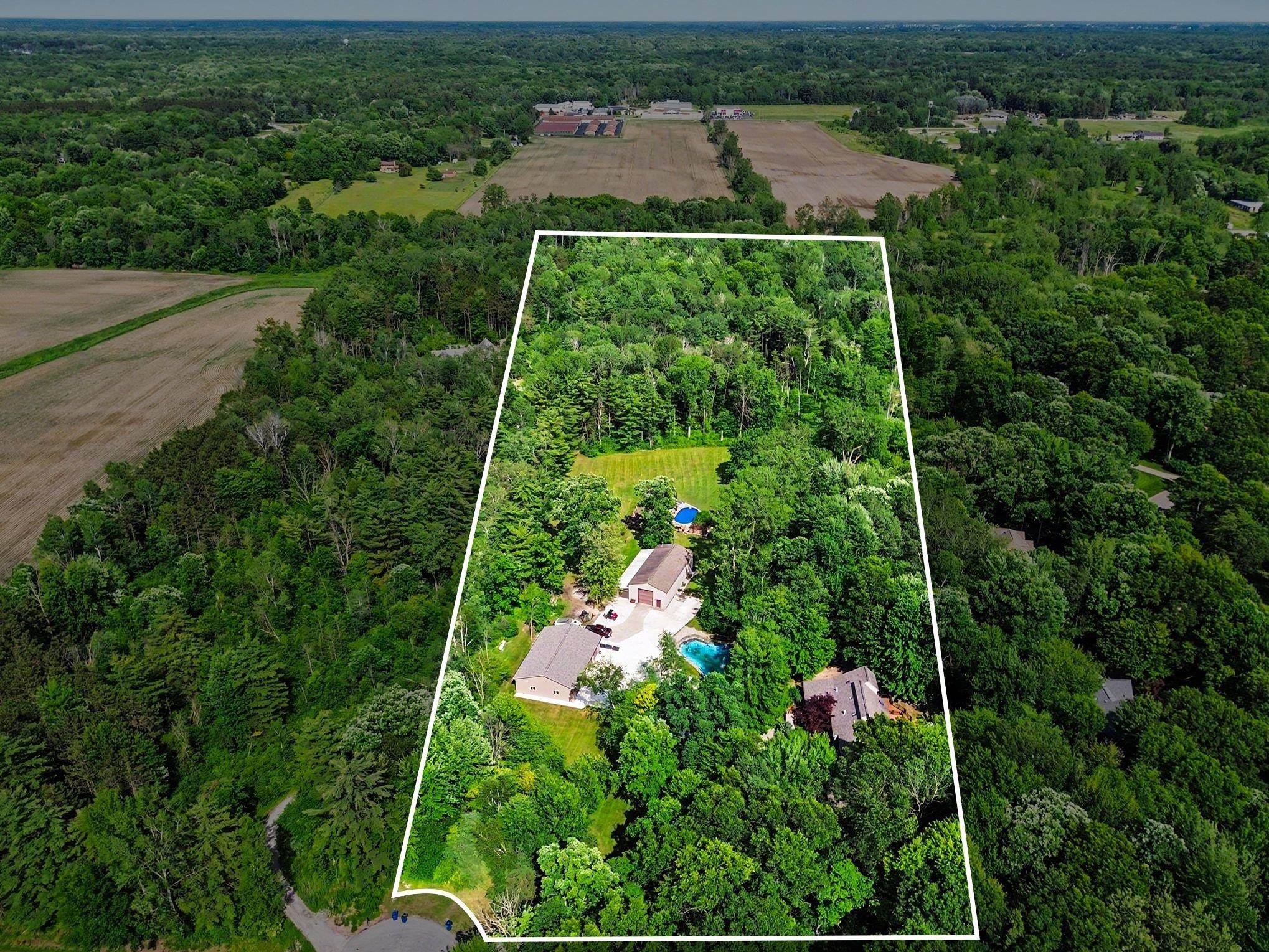 2632 E Pineoak Court Property Photo 3