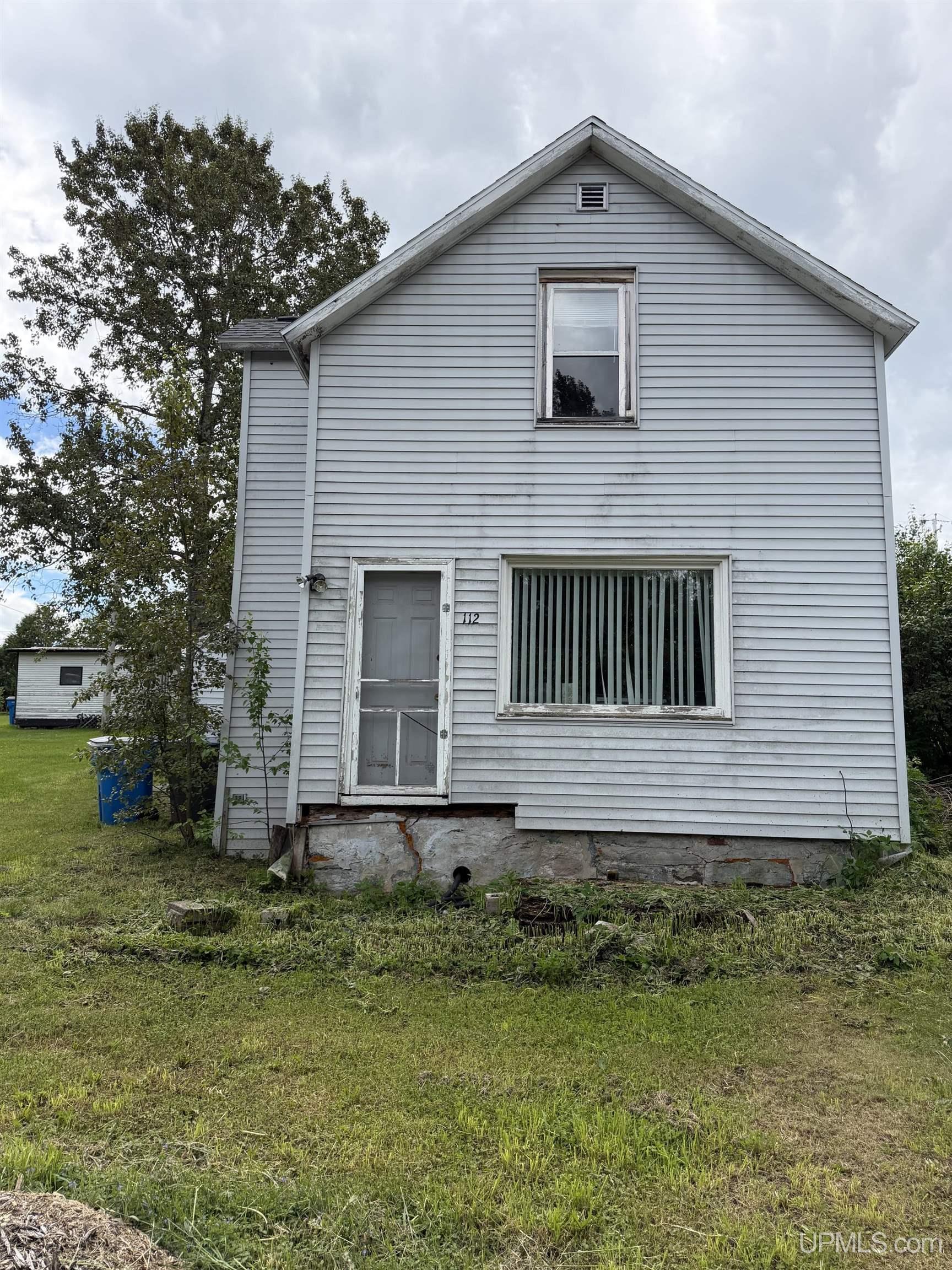 112 E Railroad Street Property Photo 1