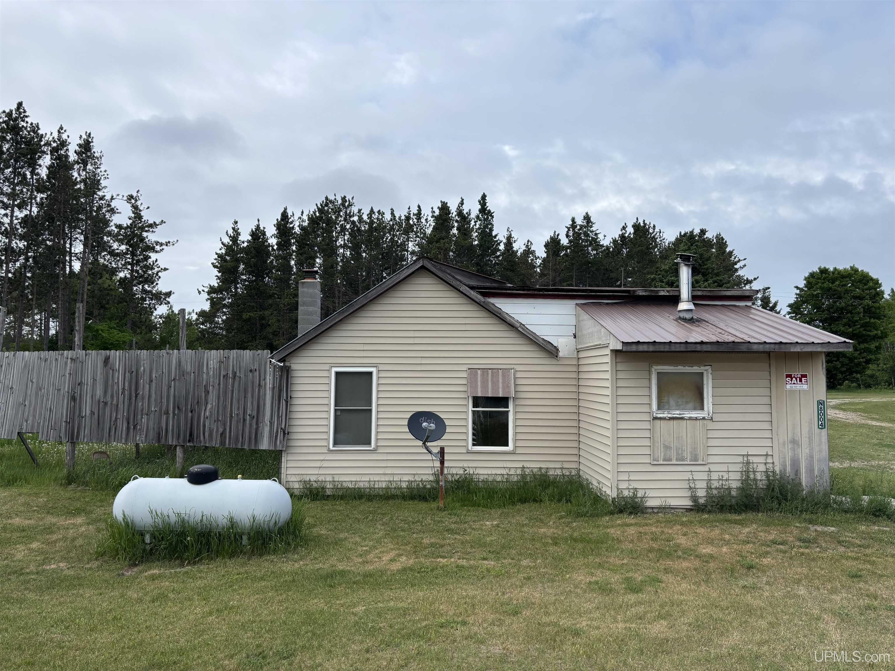 8004 N Hiawatha Trail Property Photo 1
