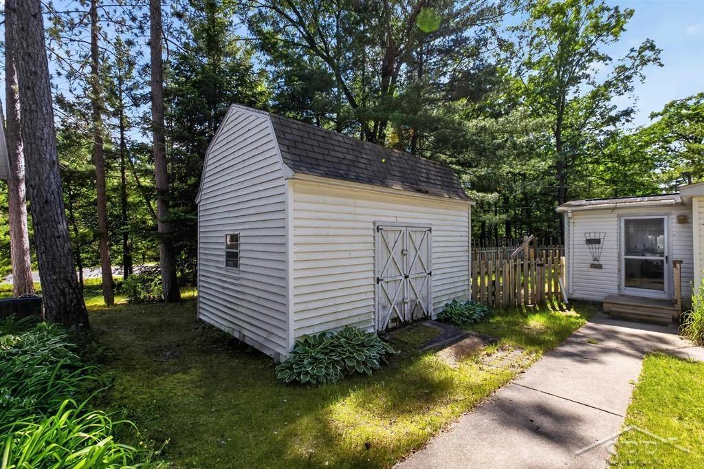 7059 Chain Lake Drive Property Photo 7