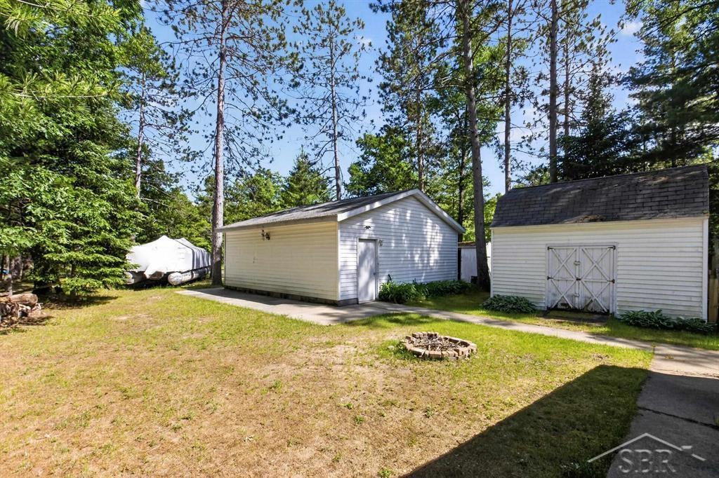 7059 Chain Lake Drive Property Photo 9