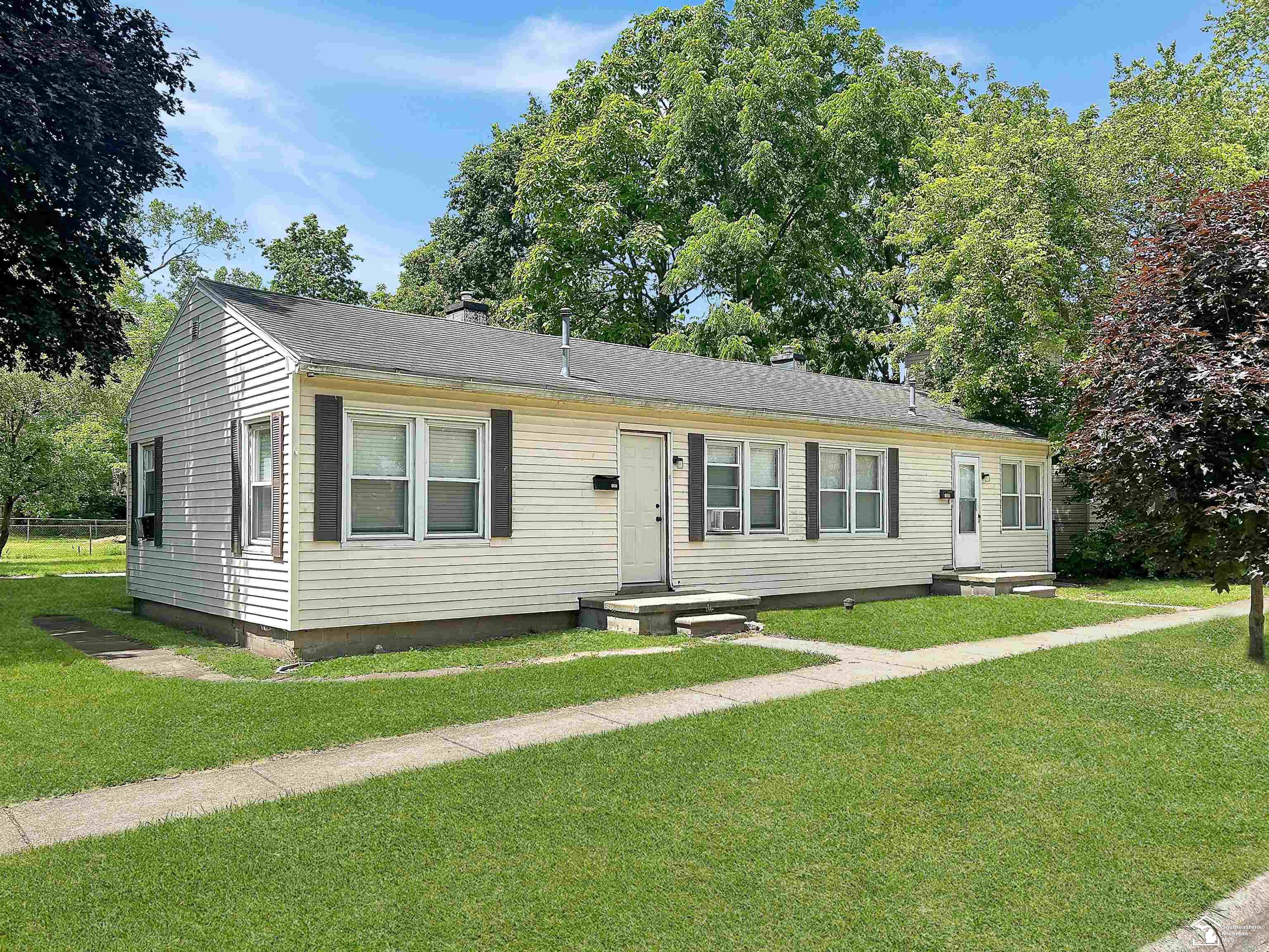 1260 E 5th Street Property Photo 1