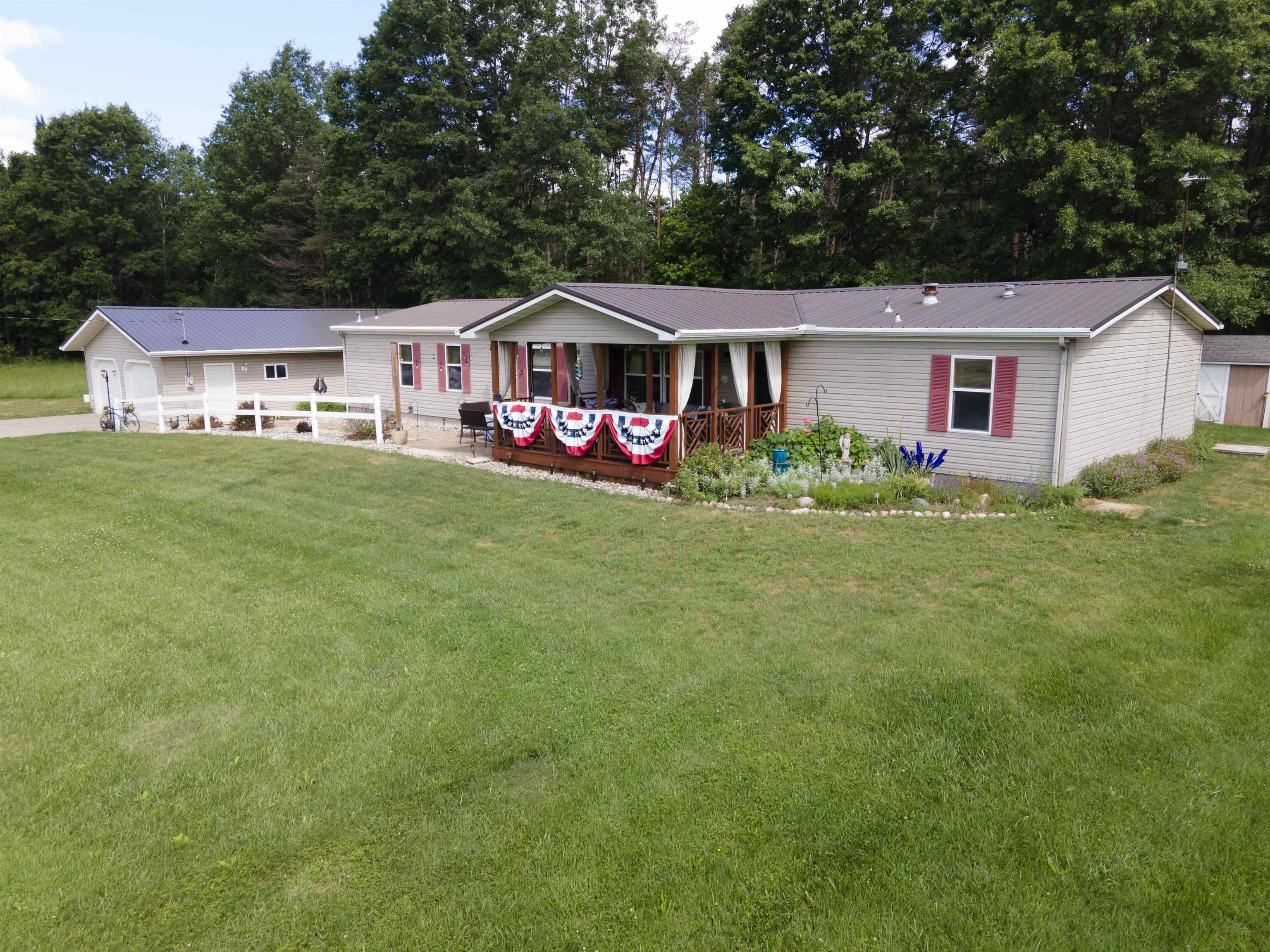 2202 W Huckleberry Road Property Photo 1