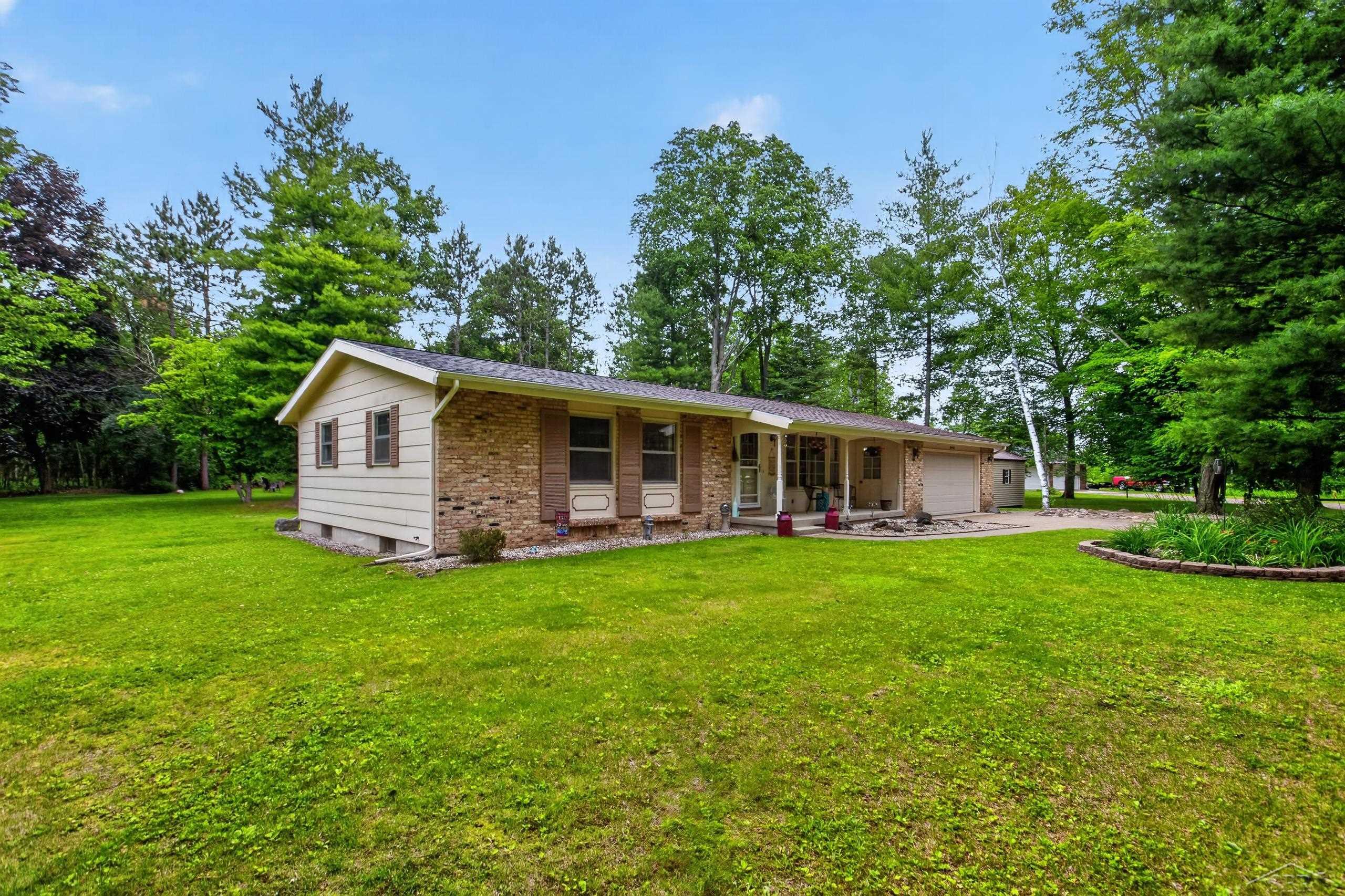 20440 Thornapple Lane Property Photo 3