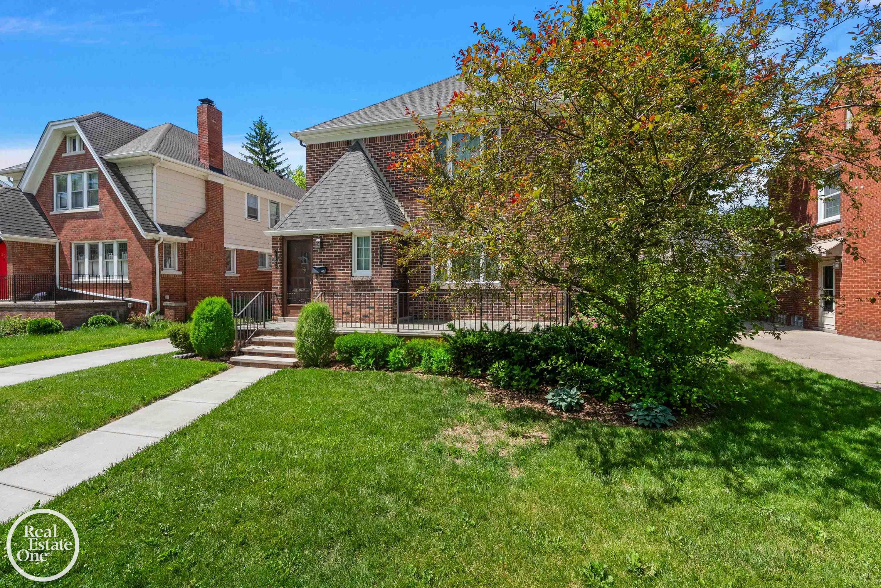 897 Rivard Boulevard Property Photo 3