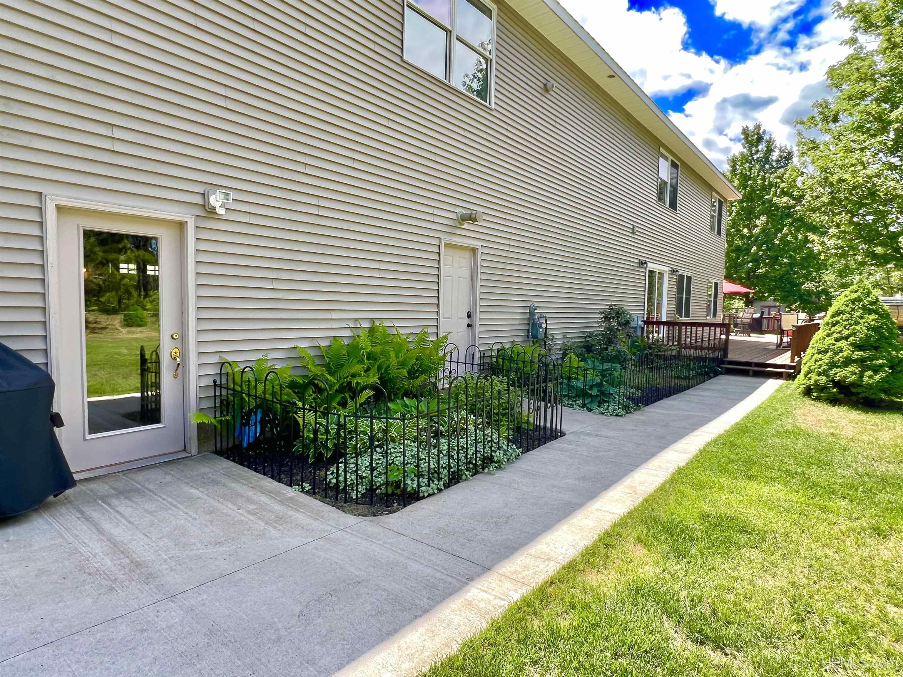 1289 E M28 Highway Property Photo 3