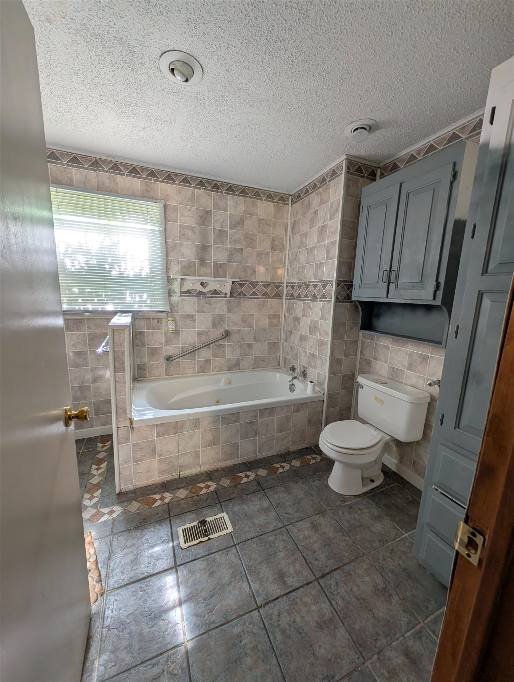 2286 California Avenue Property Photo 8