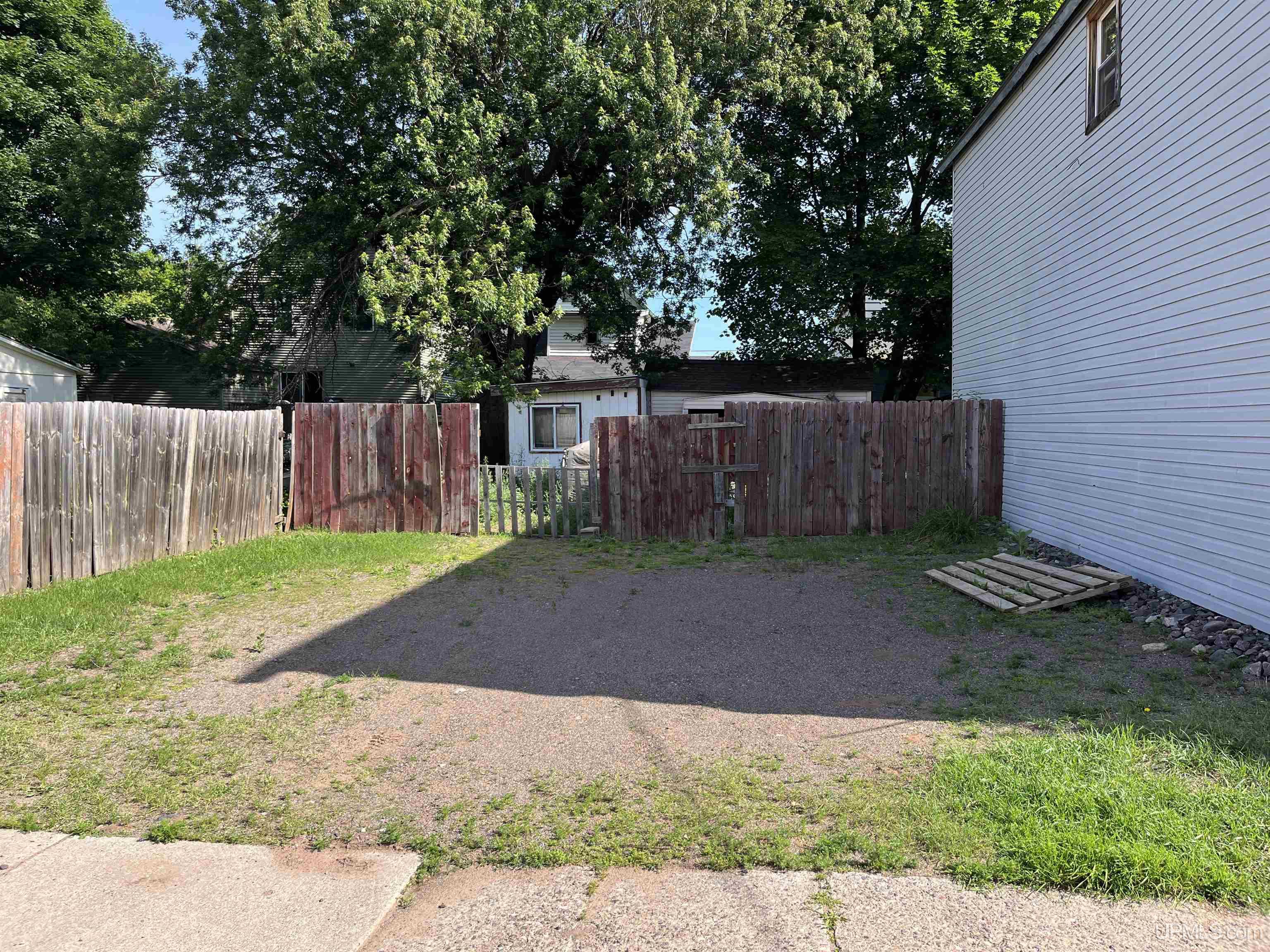 415 E High Street Property Photo 4