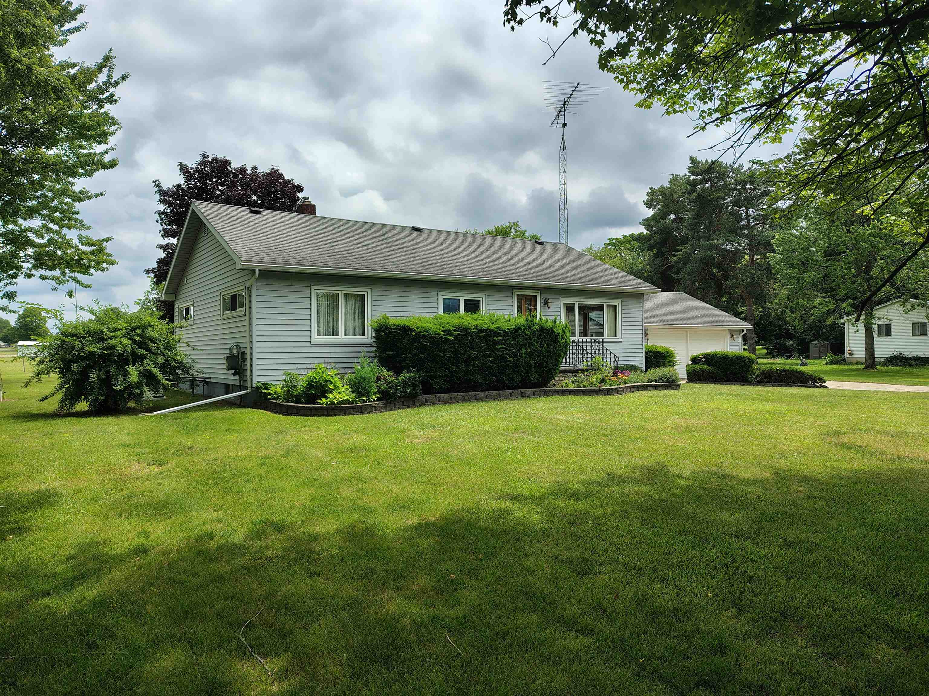 905 Dexter Drive Property Photo 2