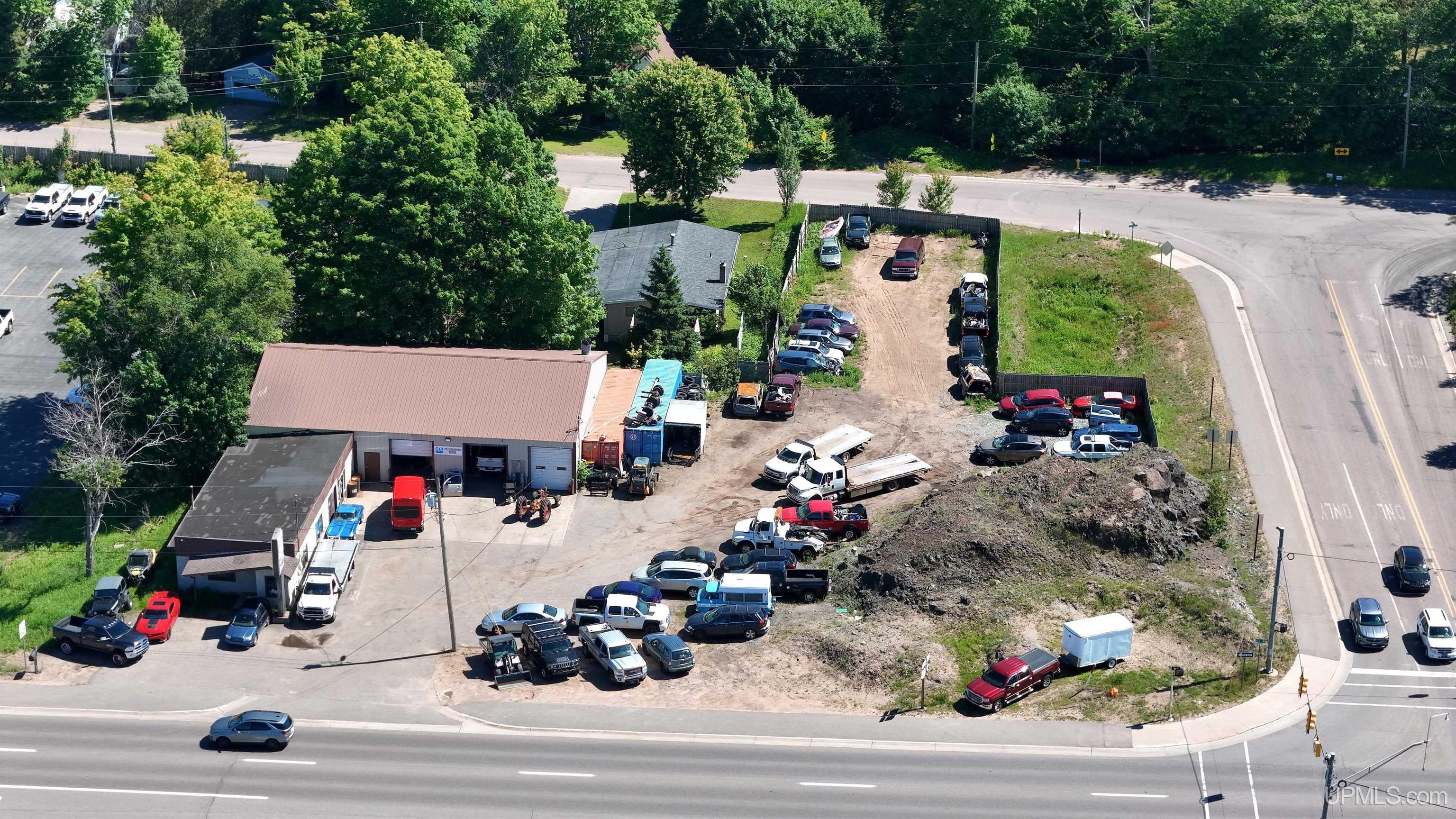 2743 Us 41 W Highway Property Photo 1