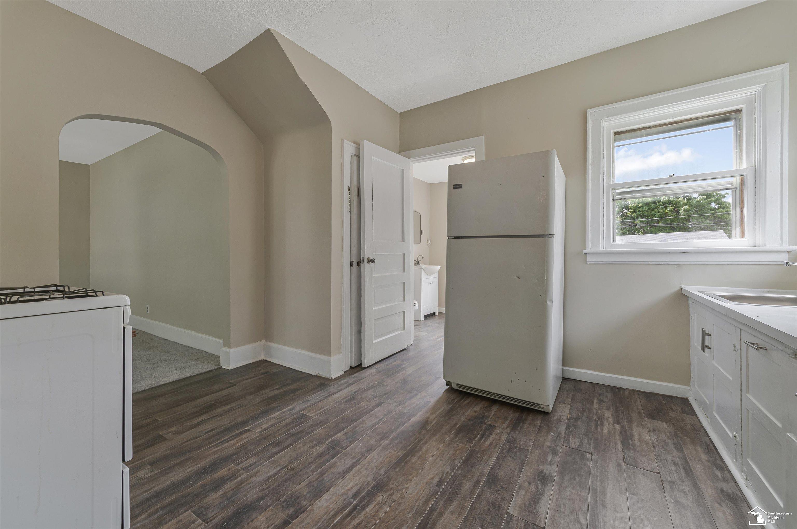231 W 7th Street Property Photo 7