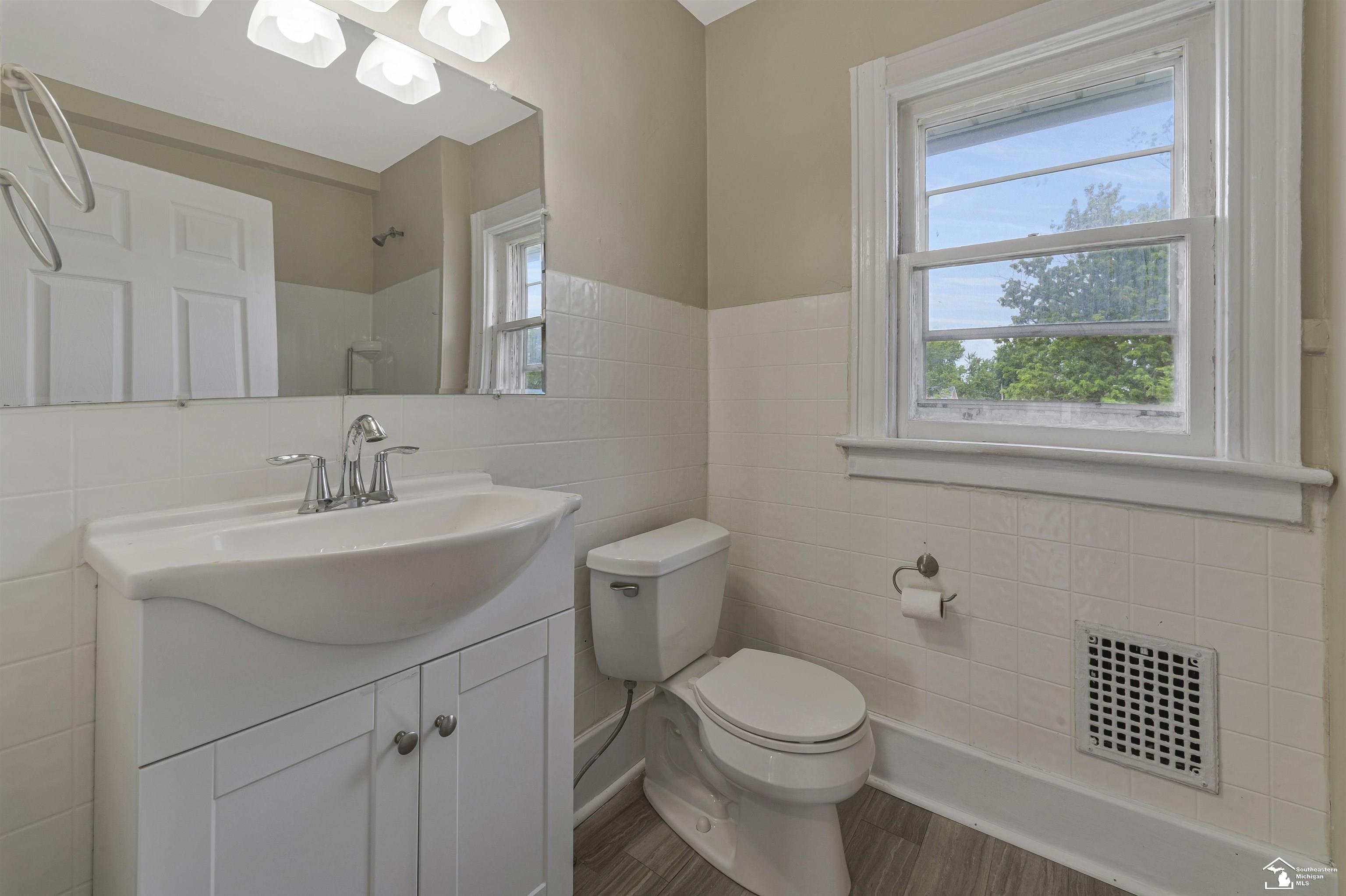 231 W 7th Street Property Photo 16
