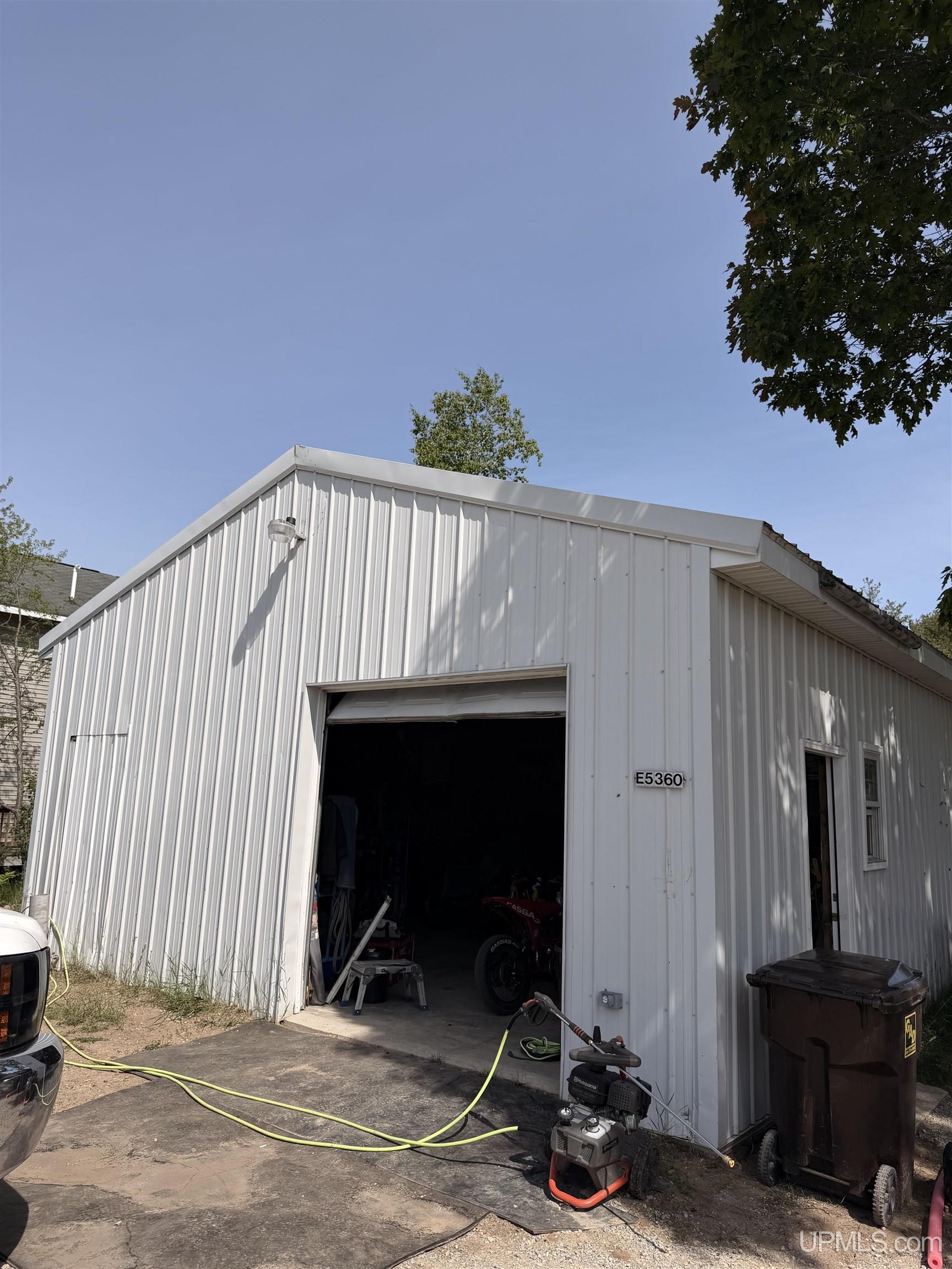 E5360 Woodland Avenue Property Photo 13