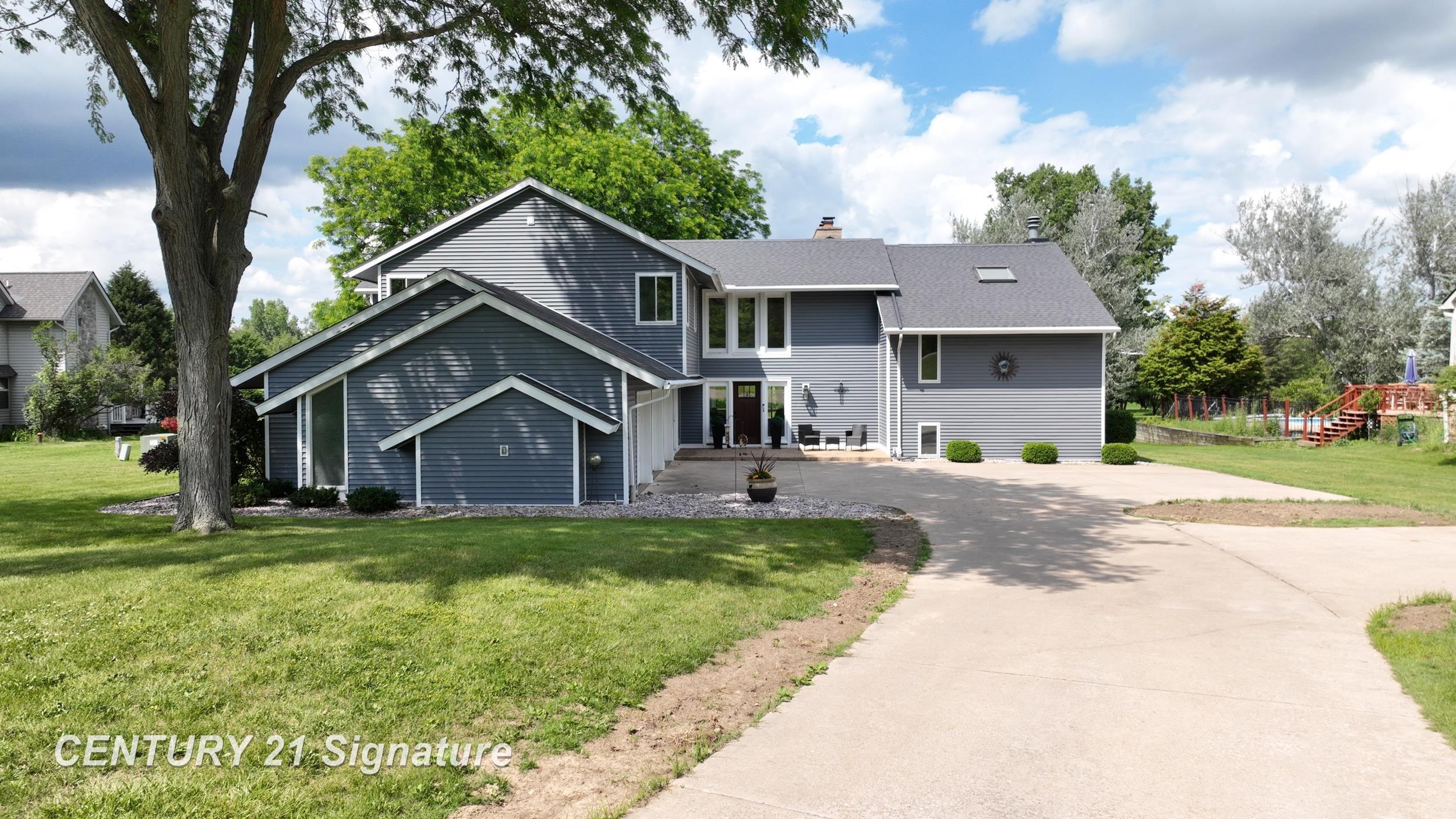 7492 River Road Property Photo 1
