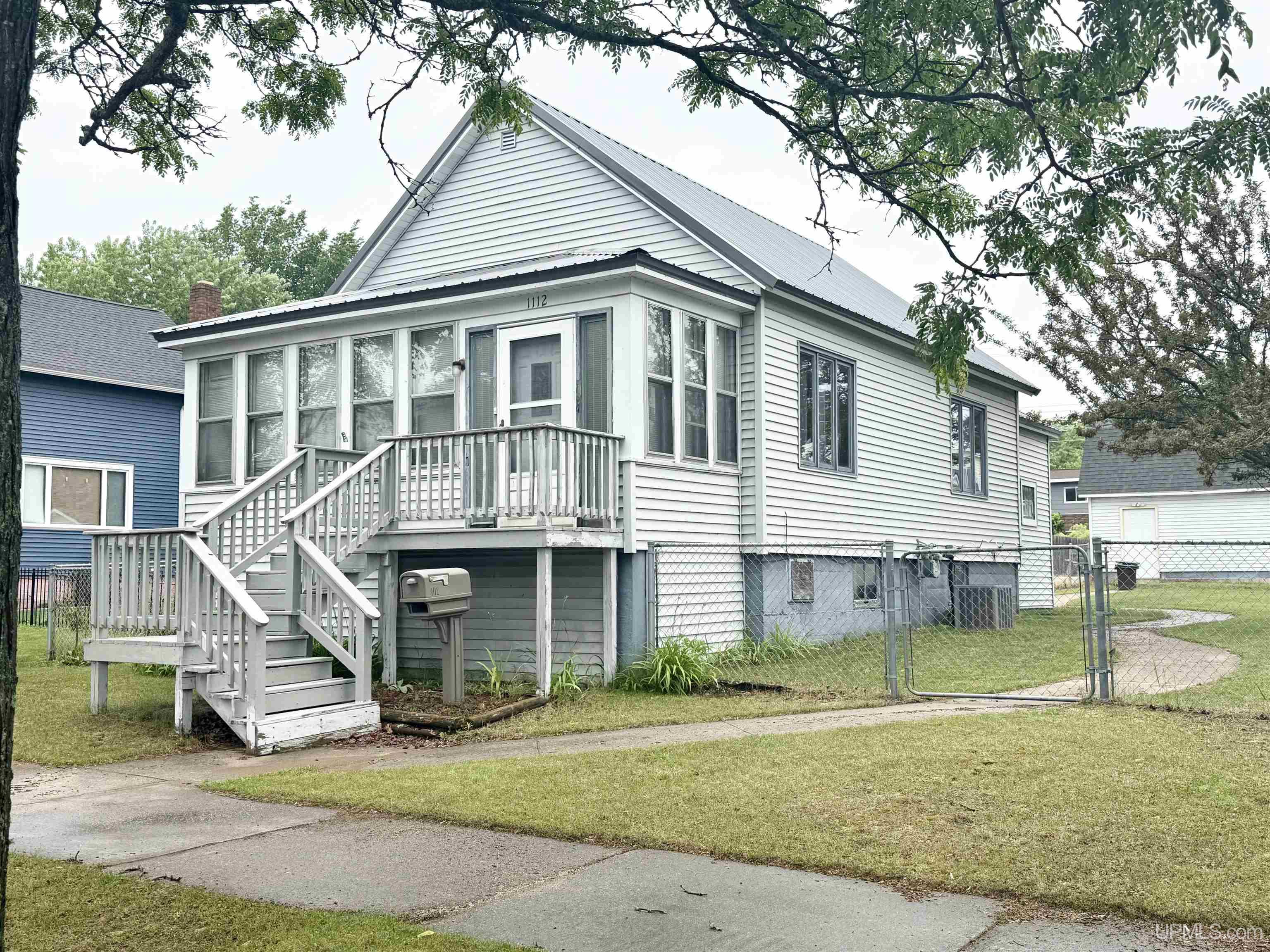 1112 Montana Avenue Property Photo 1