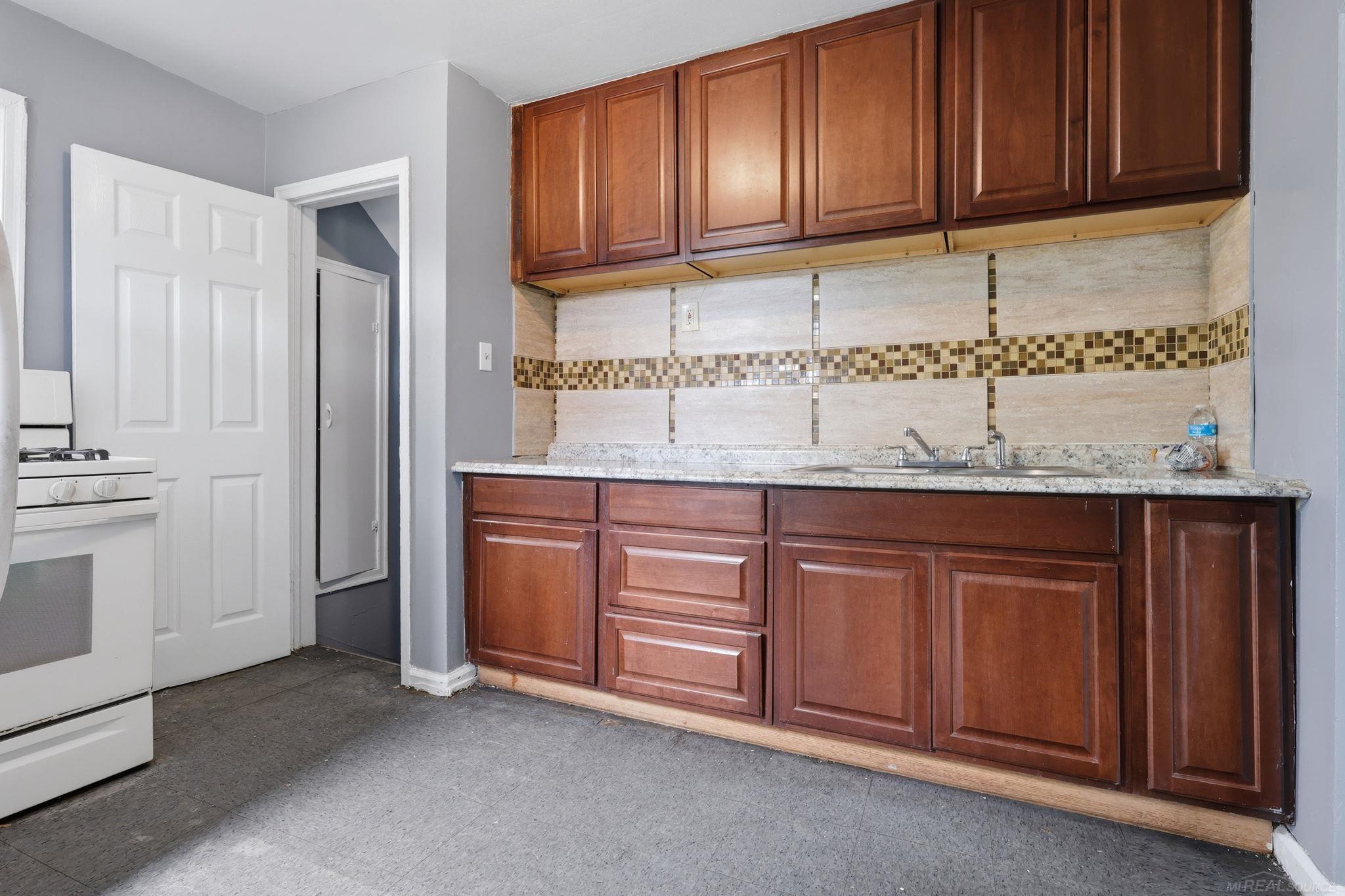 18545 Huntington Avenue Property Photo 6