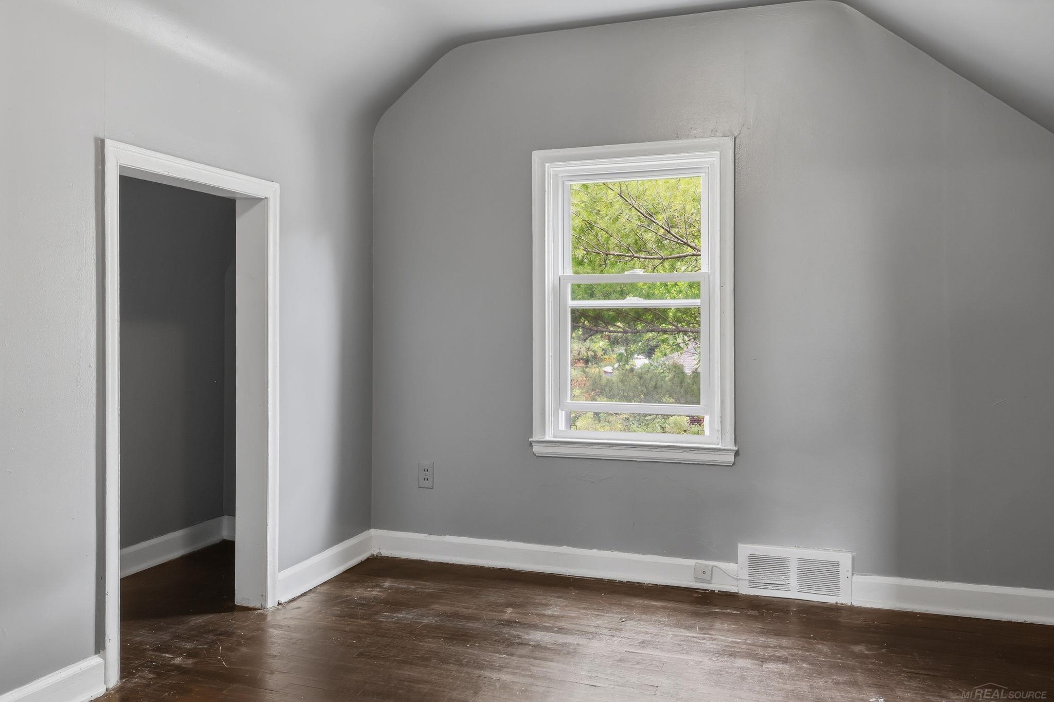 18545 Huntington Avenue Property Photo 13