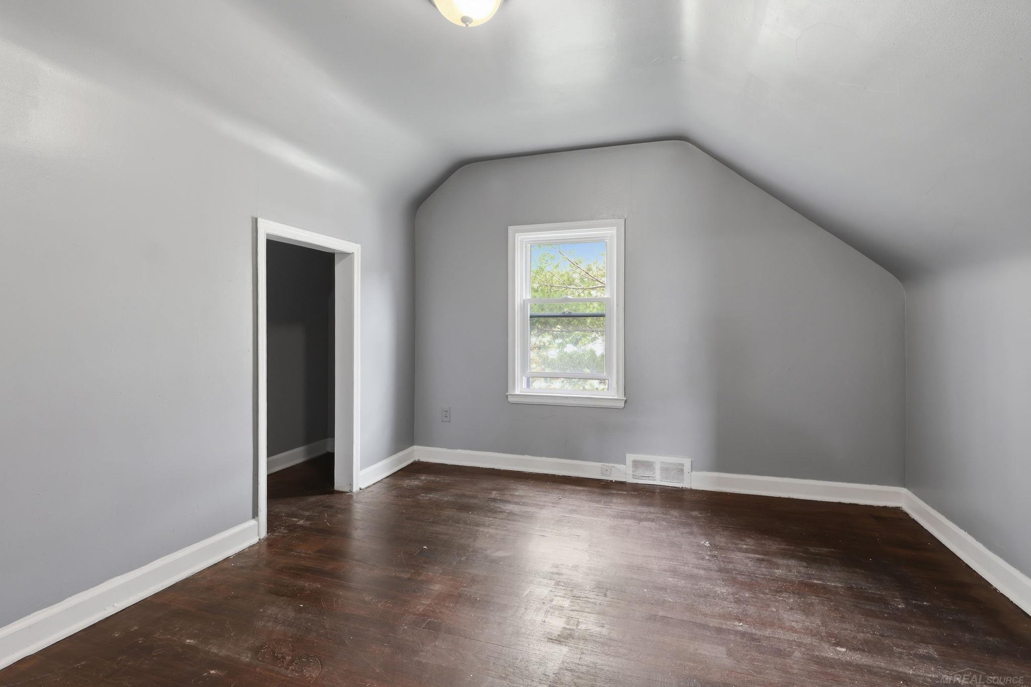 18545 Huntington Avenue Property Photo 14