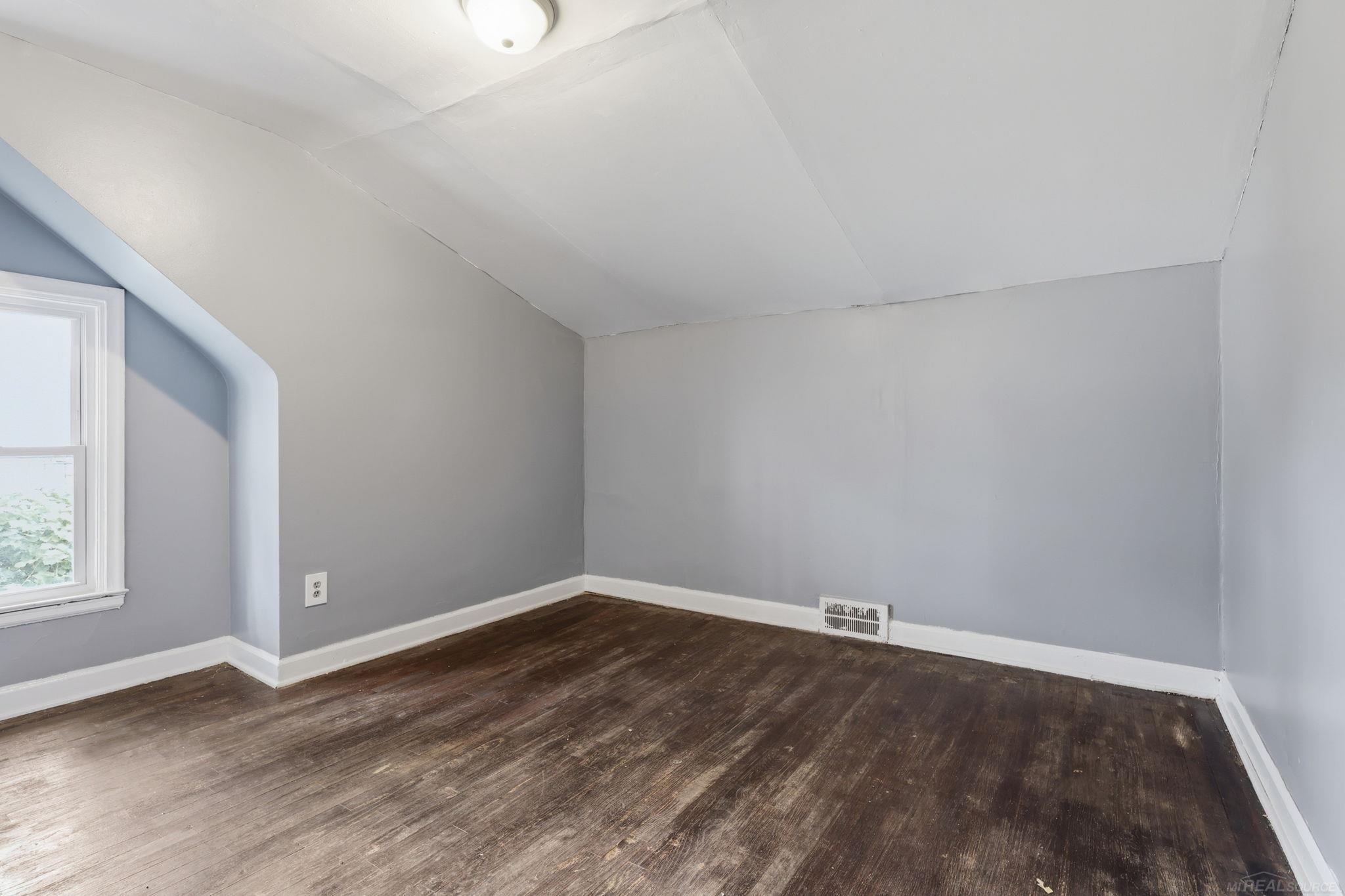 18545 Huntington Avenue Property Photo 15