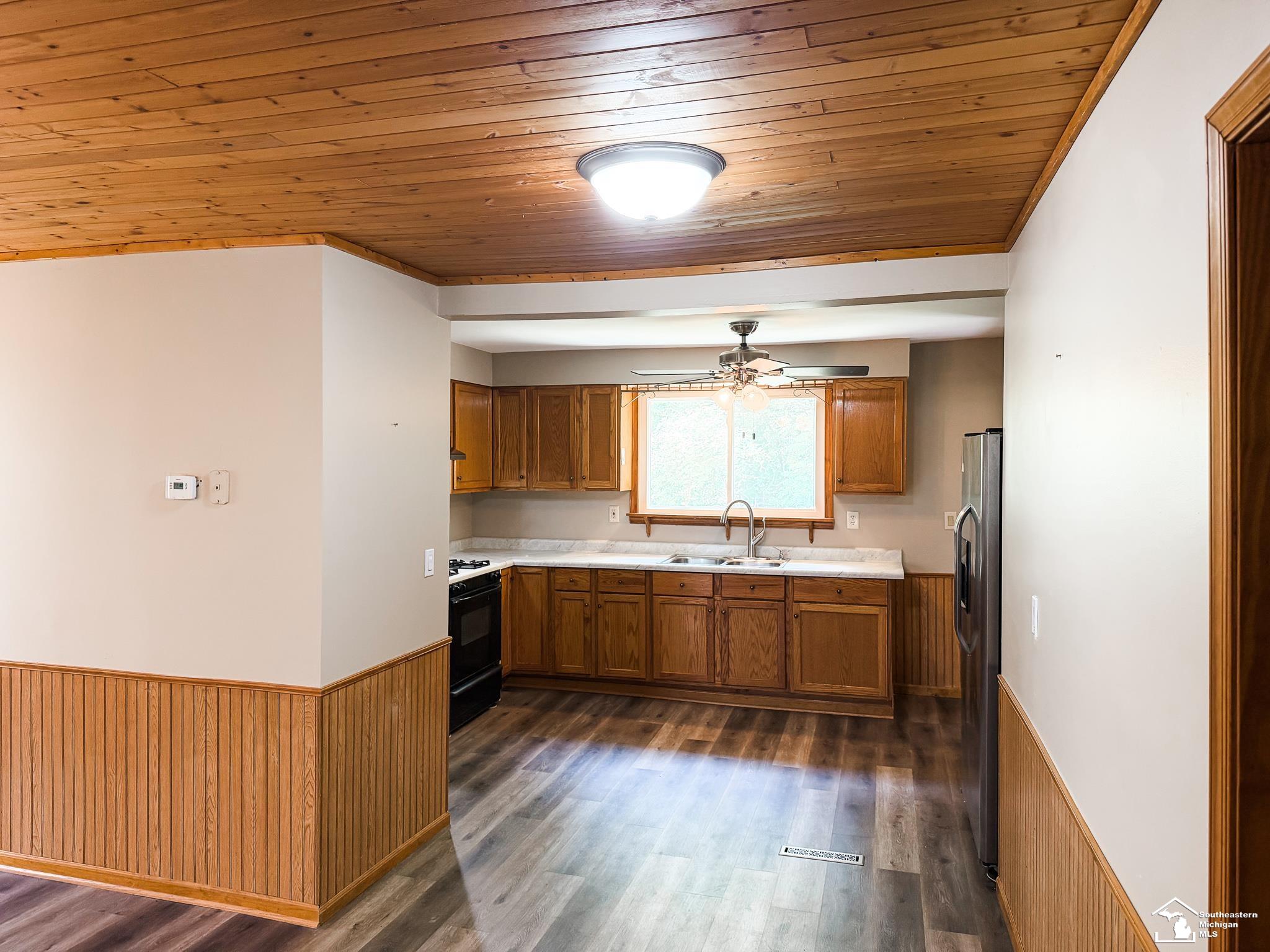 1051 Elm Street Property Photo 19