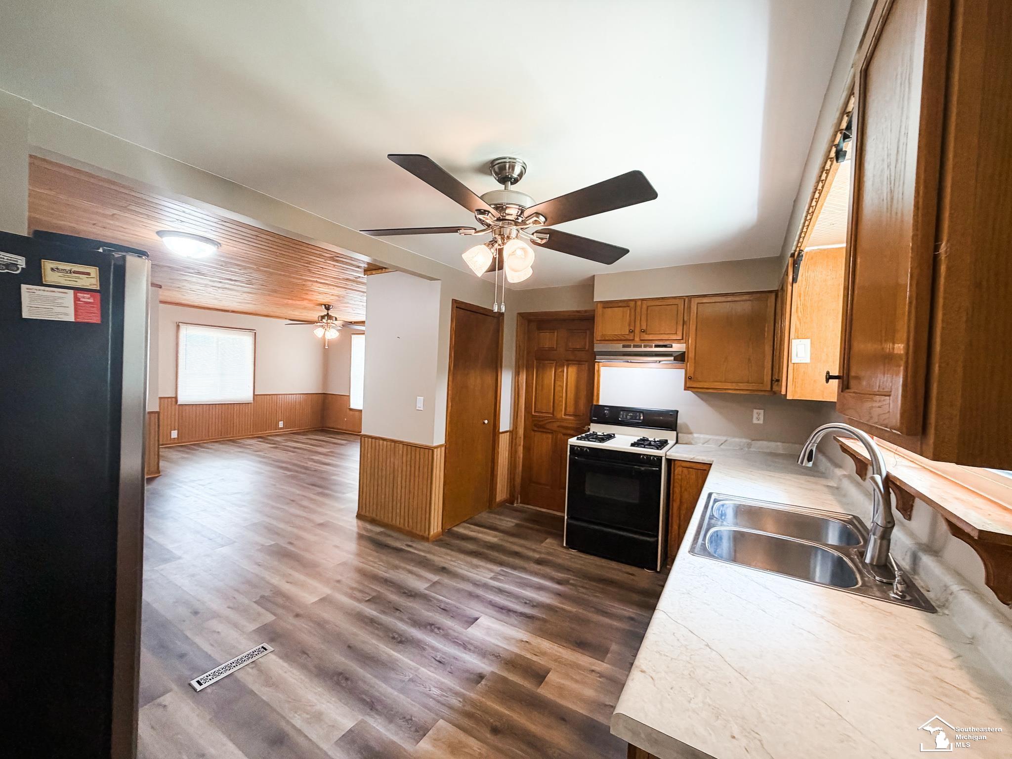 1051 Elm Street Property Photo 24