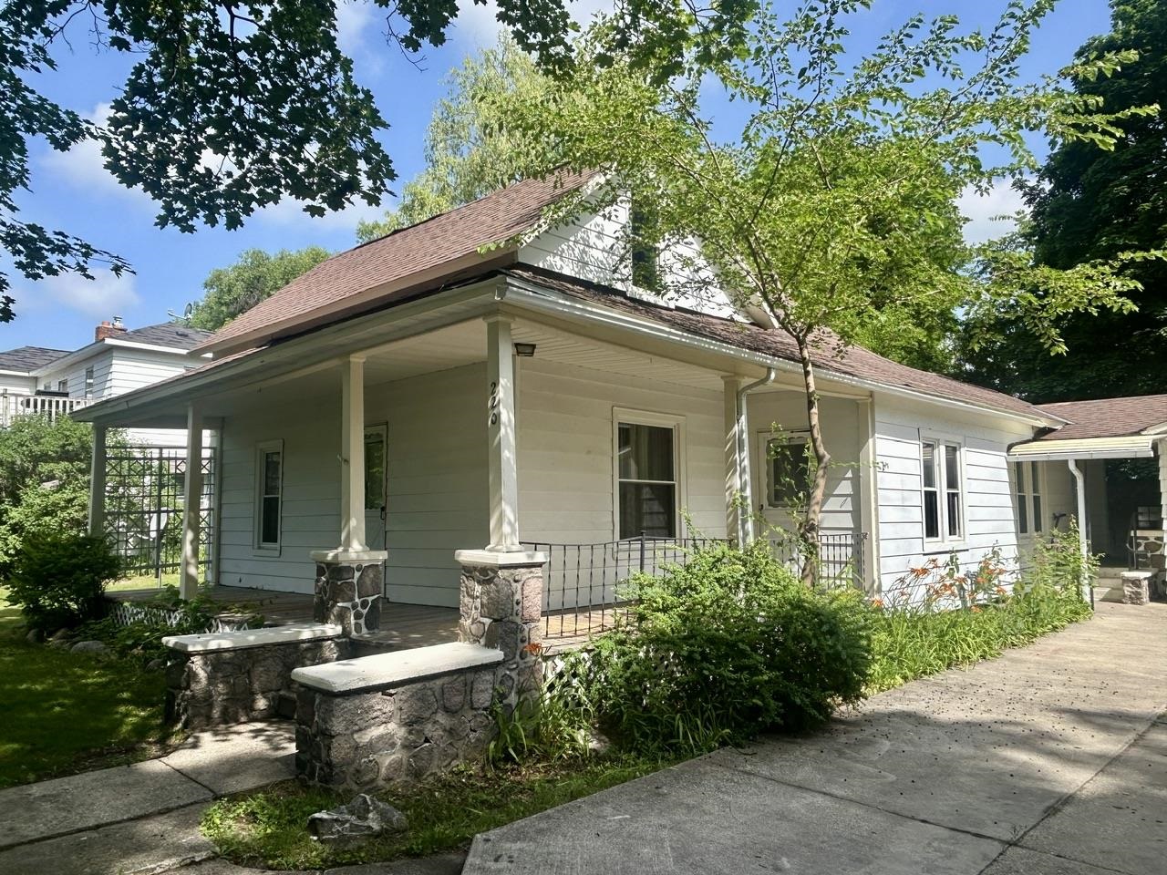 220 W Beech Street Property Photo 1