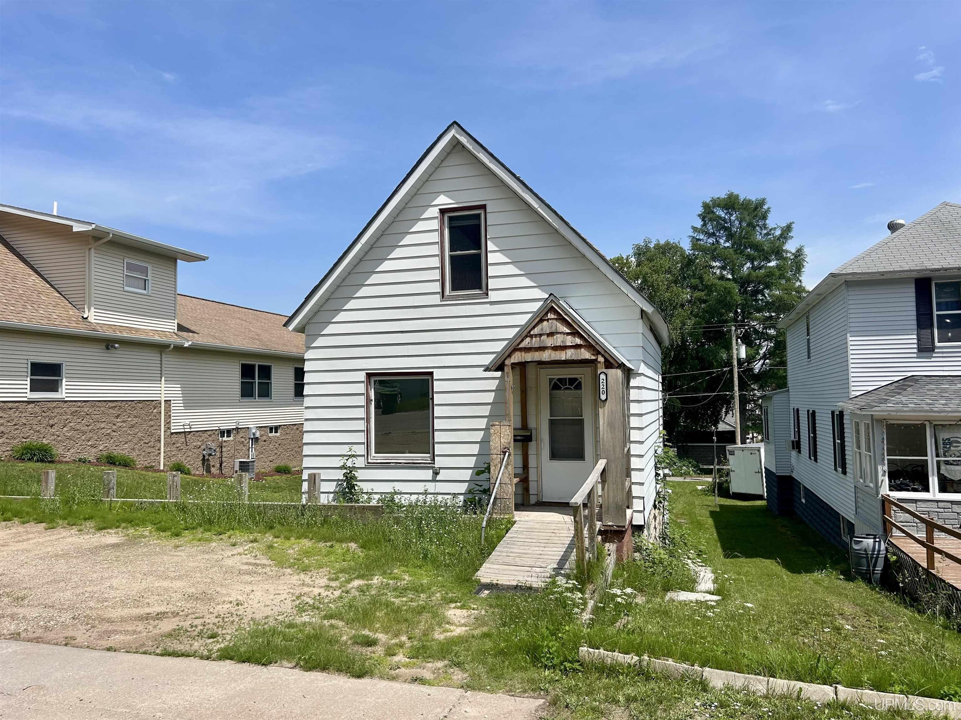 220 W Chocolay Street Property Photo 1