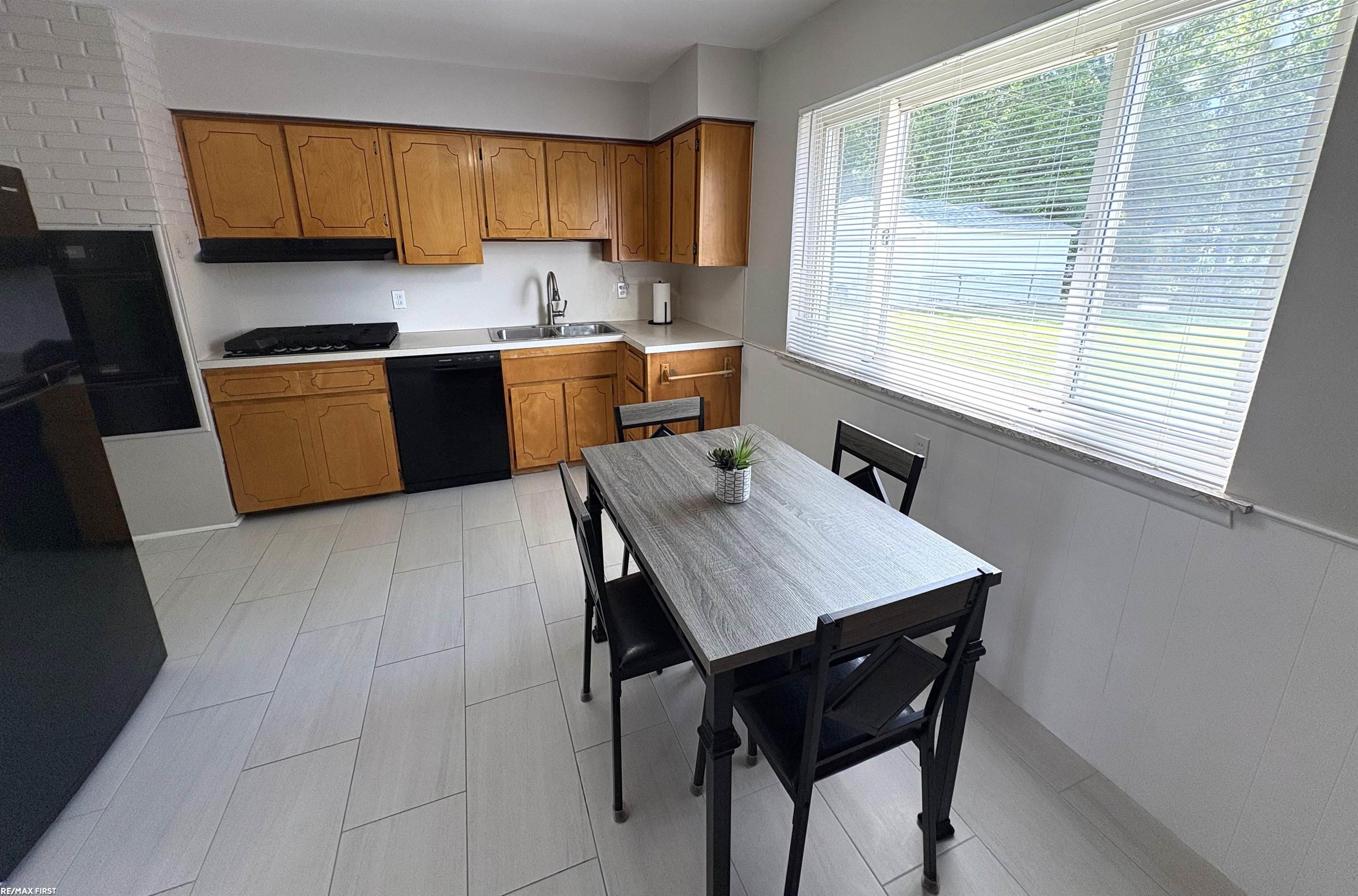 11652 Frazho Road Property Photo 4