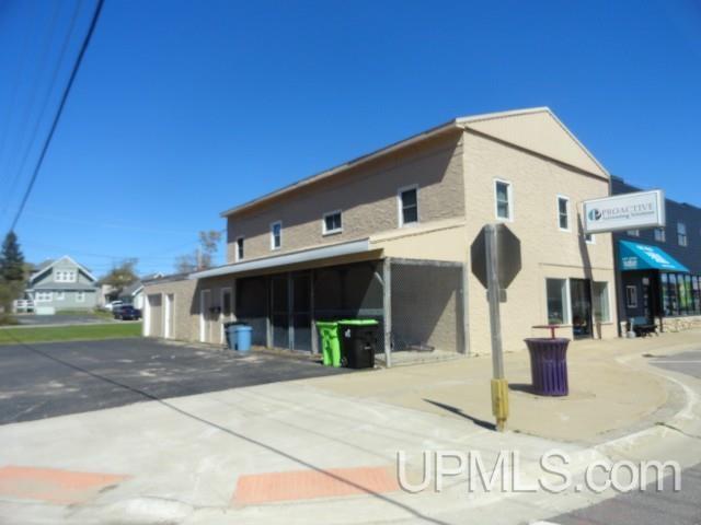 230 W Superior Street Property Photo 1