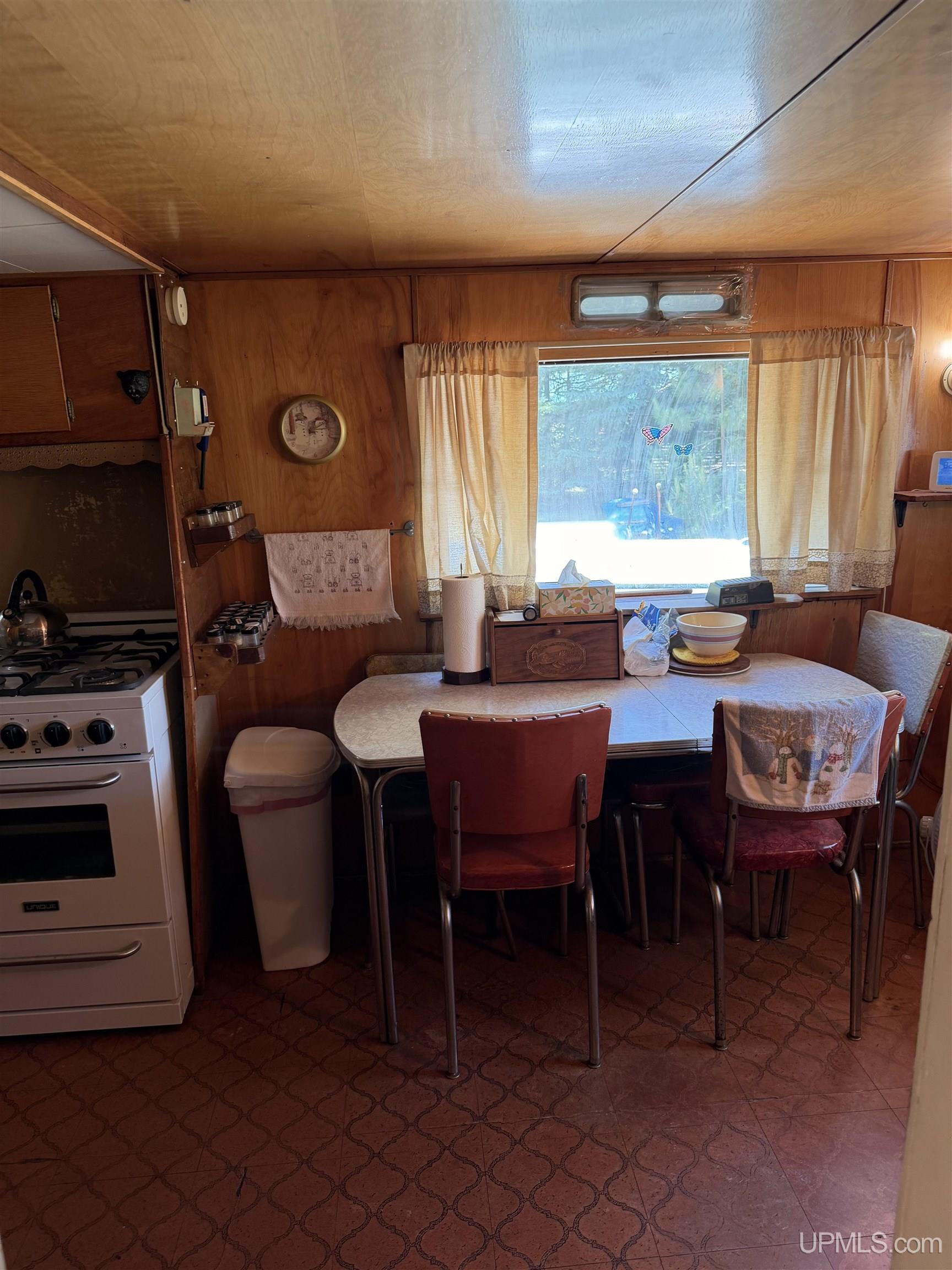 8826 N Boot Lake Road Property Photo 18