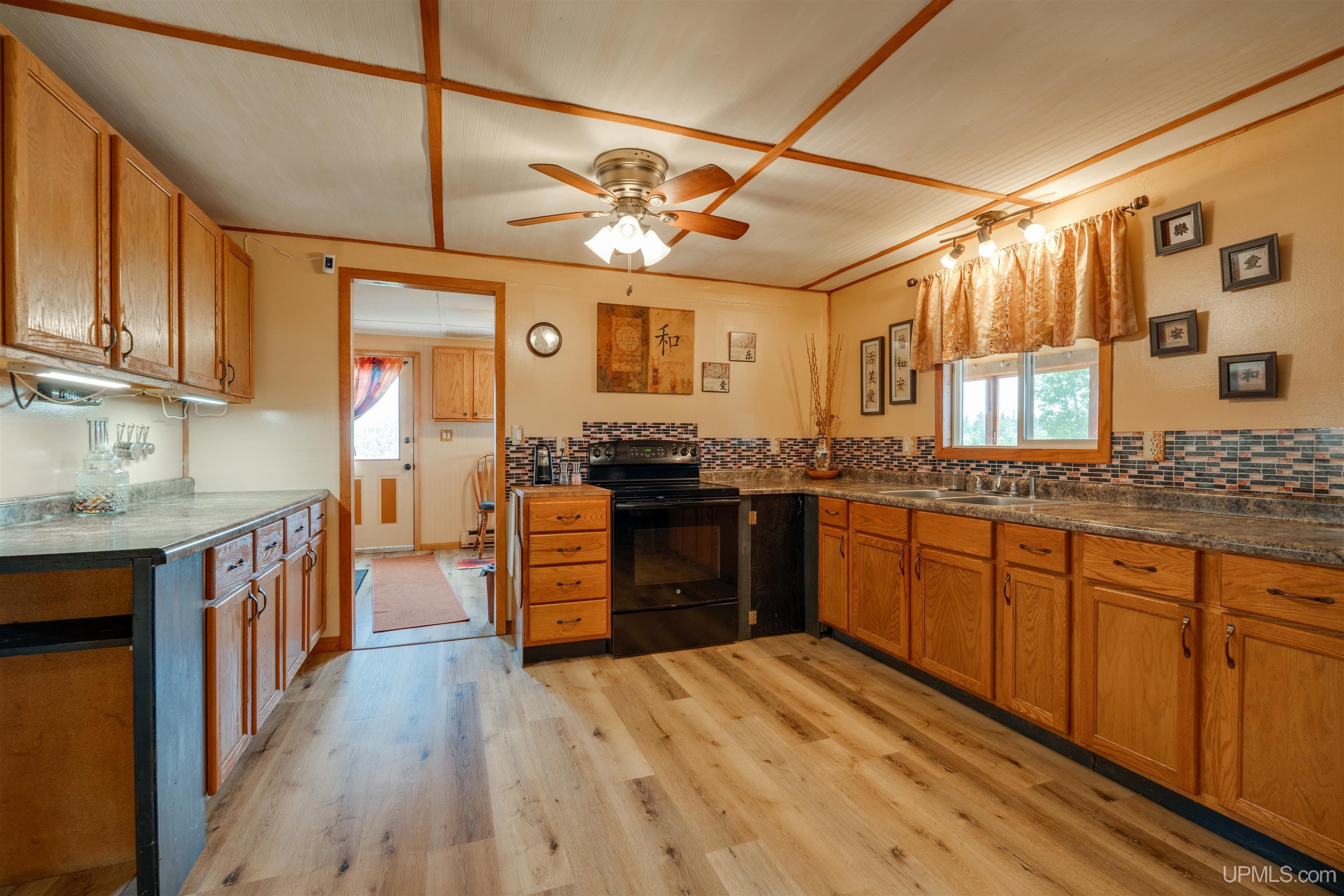 984n Dixon Road Property Photo 4