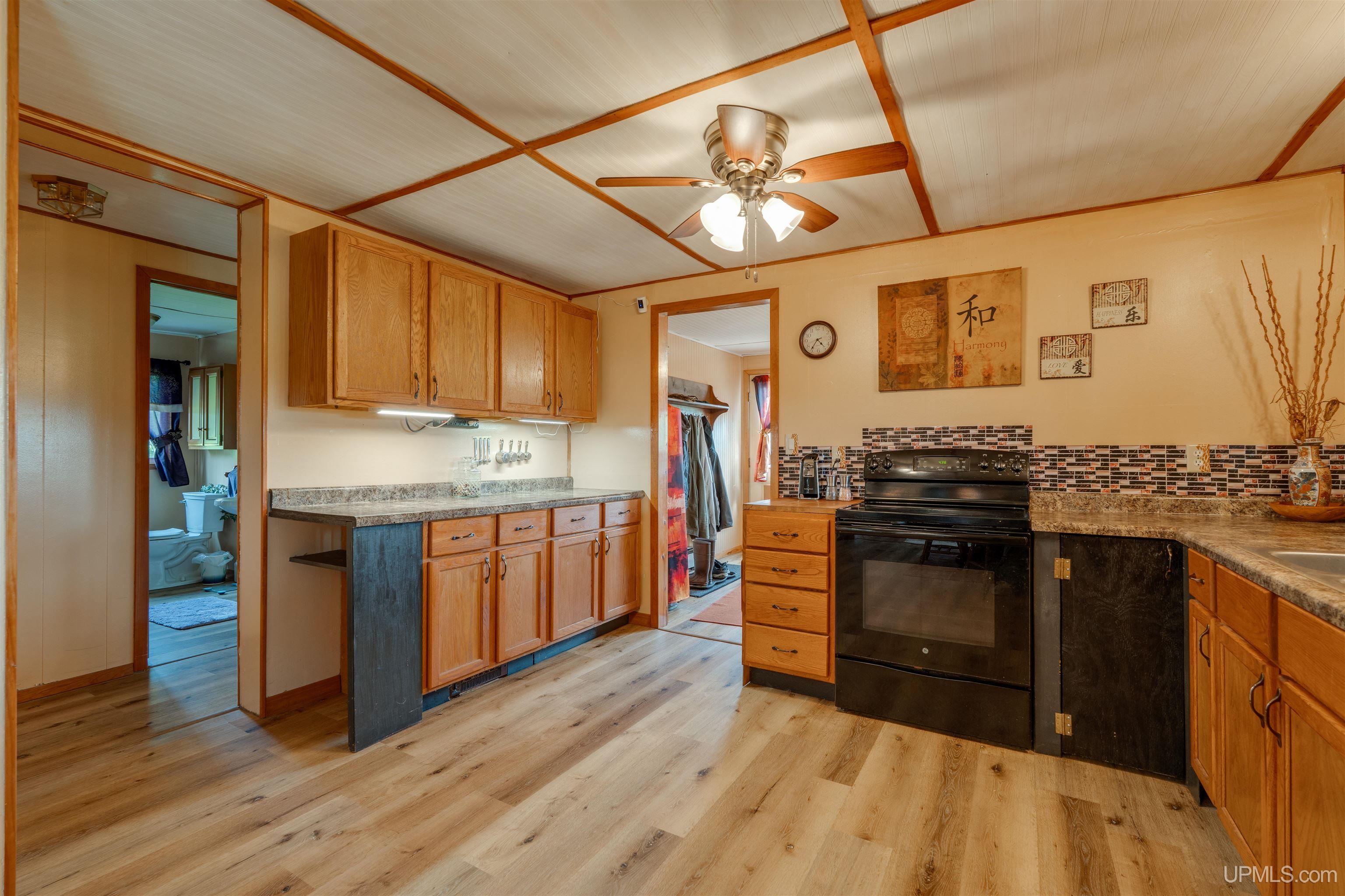 984n Dixon Road Property Photo 5
