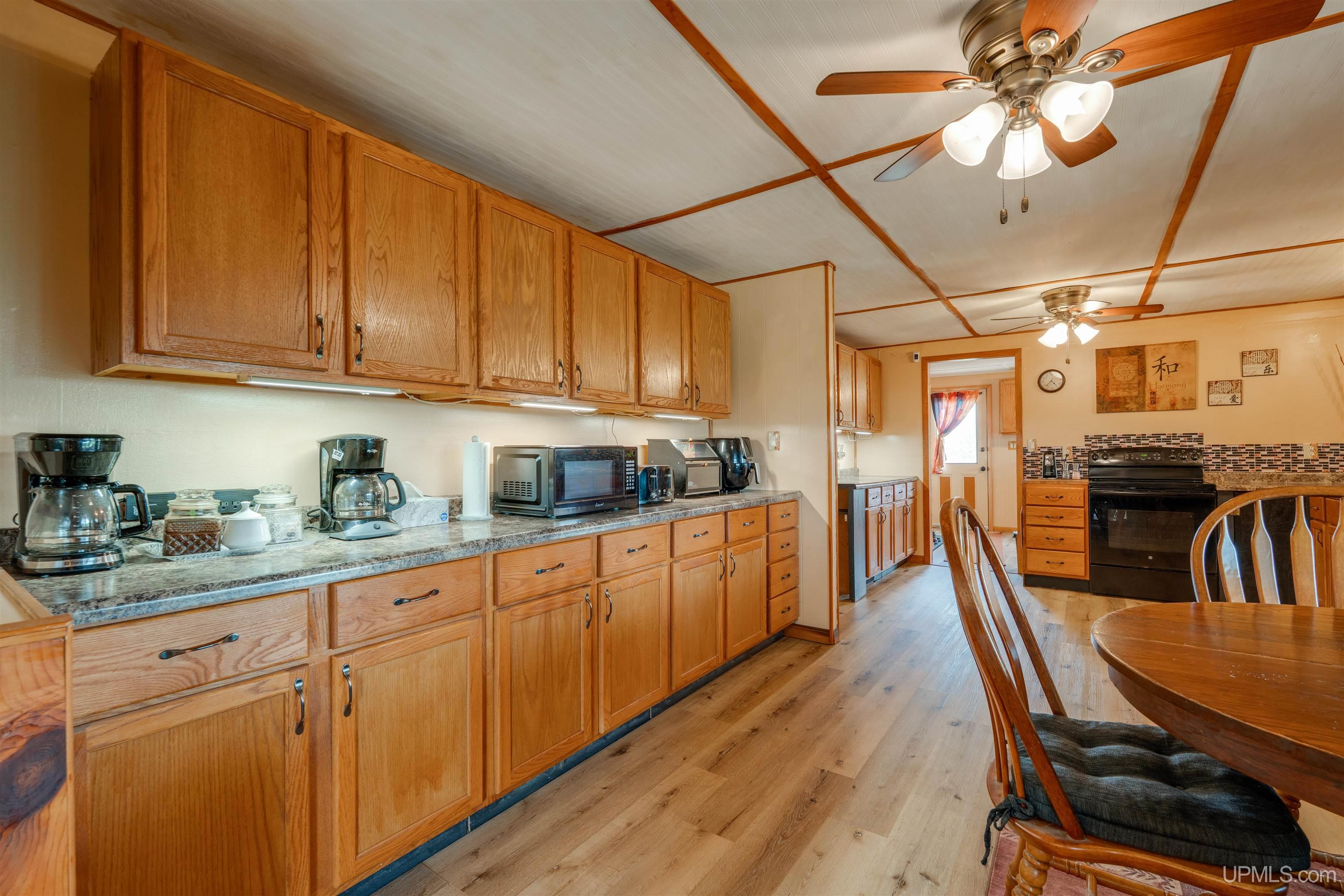 984n Dixon Road Property Photo 6