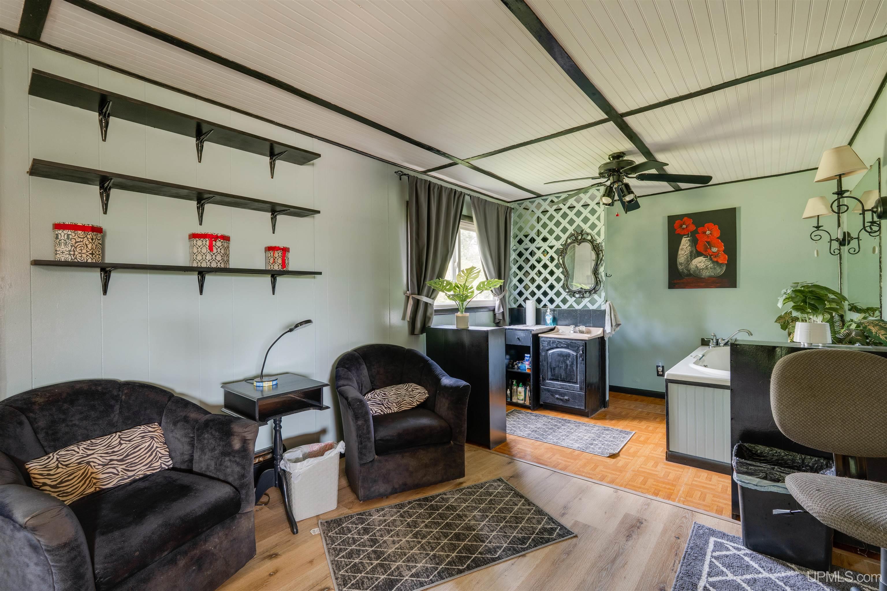 984n Dixon Road Property Photo 16