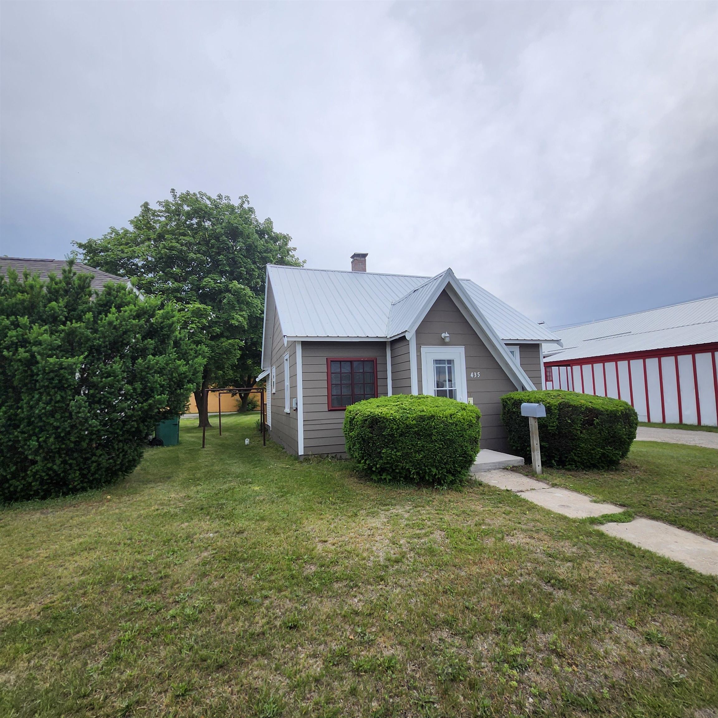 435 E Cedar Avenue Property Photo 2