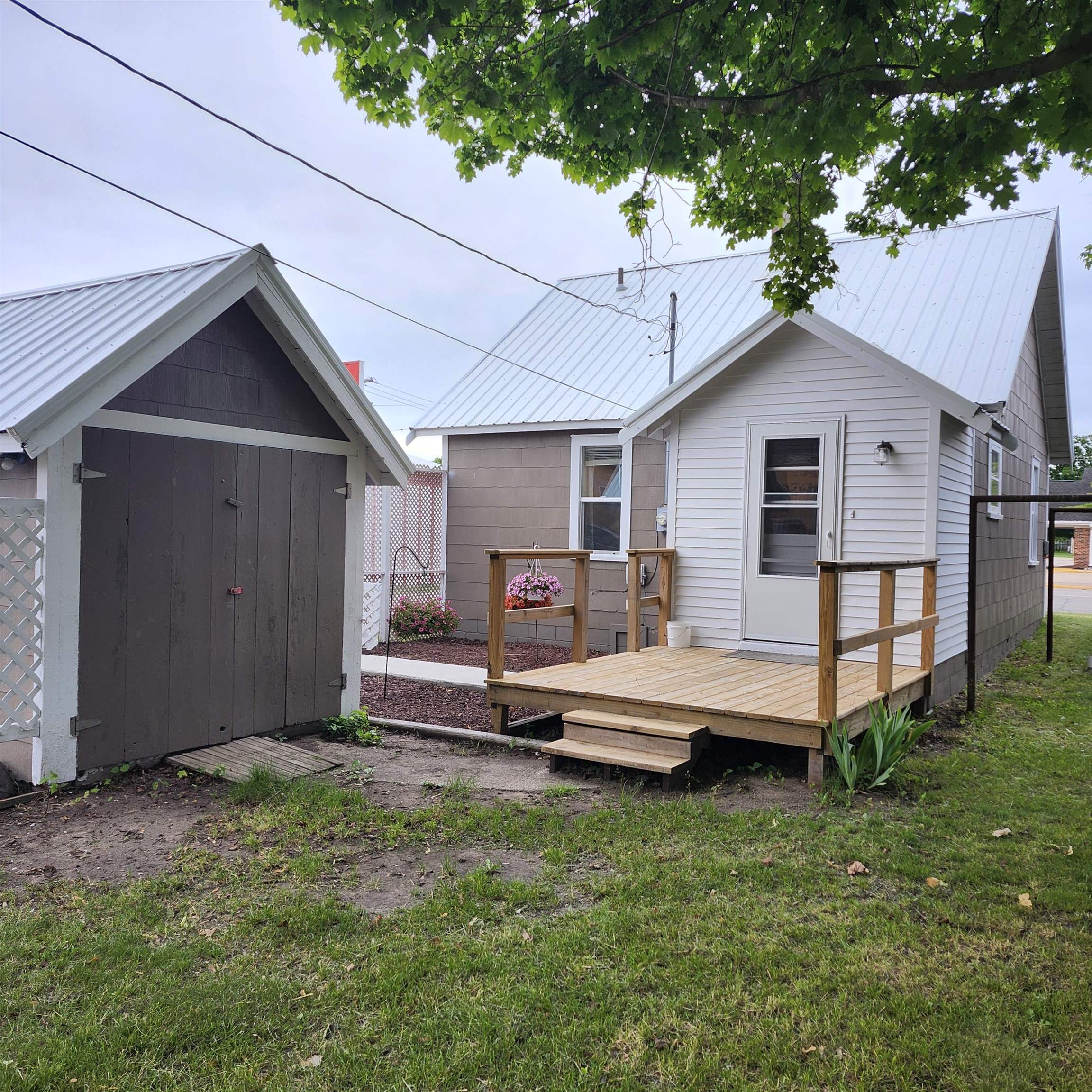 435 E Cedar Avenue Property Photo 4