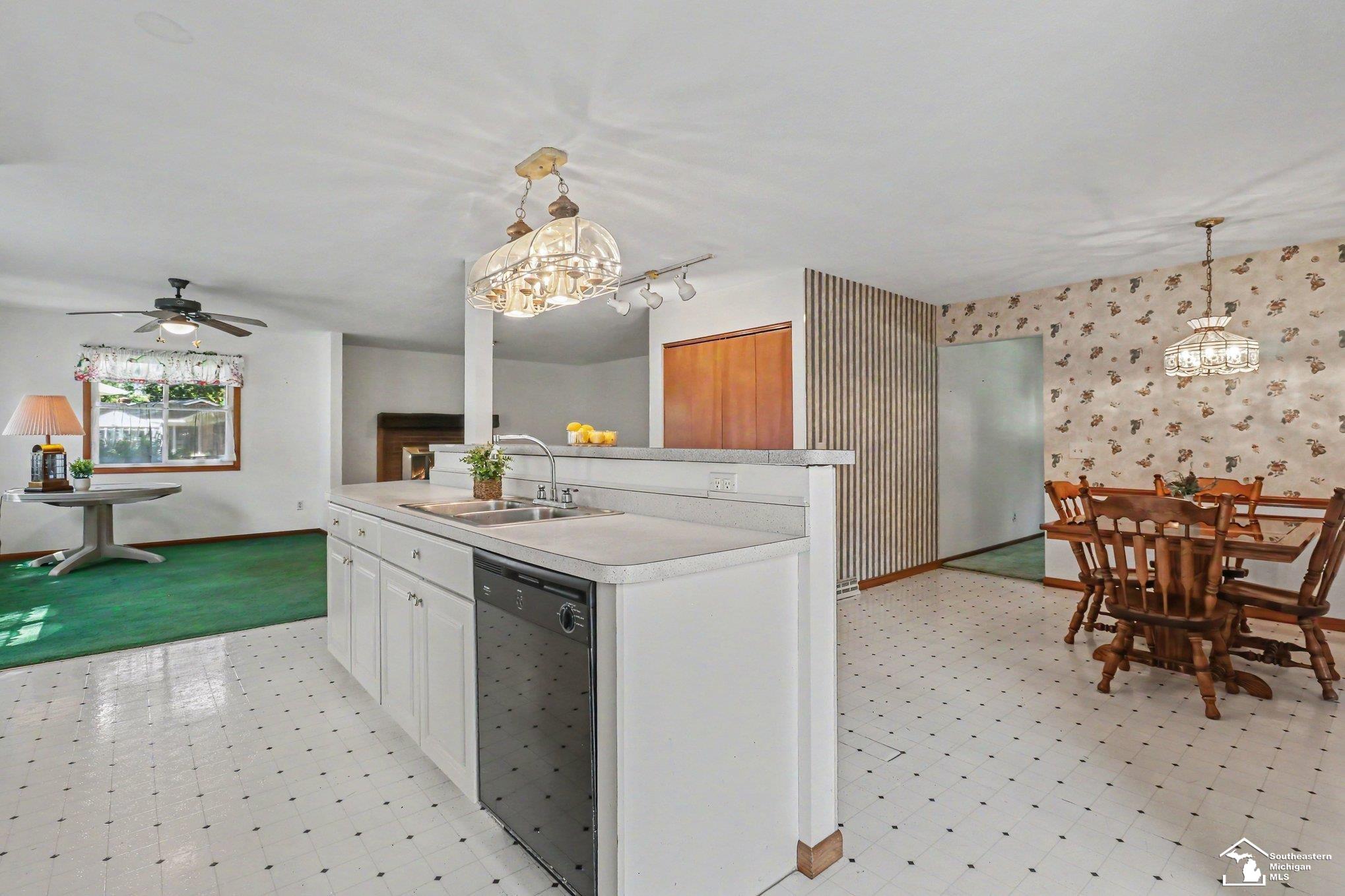 7441 Indian Road Property Photo 9