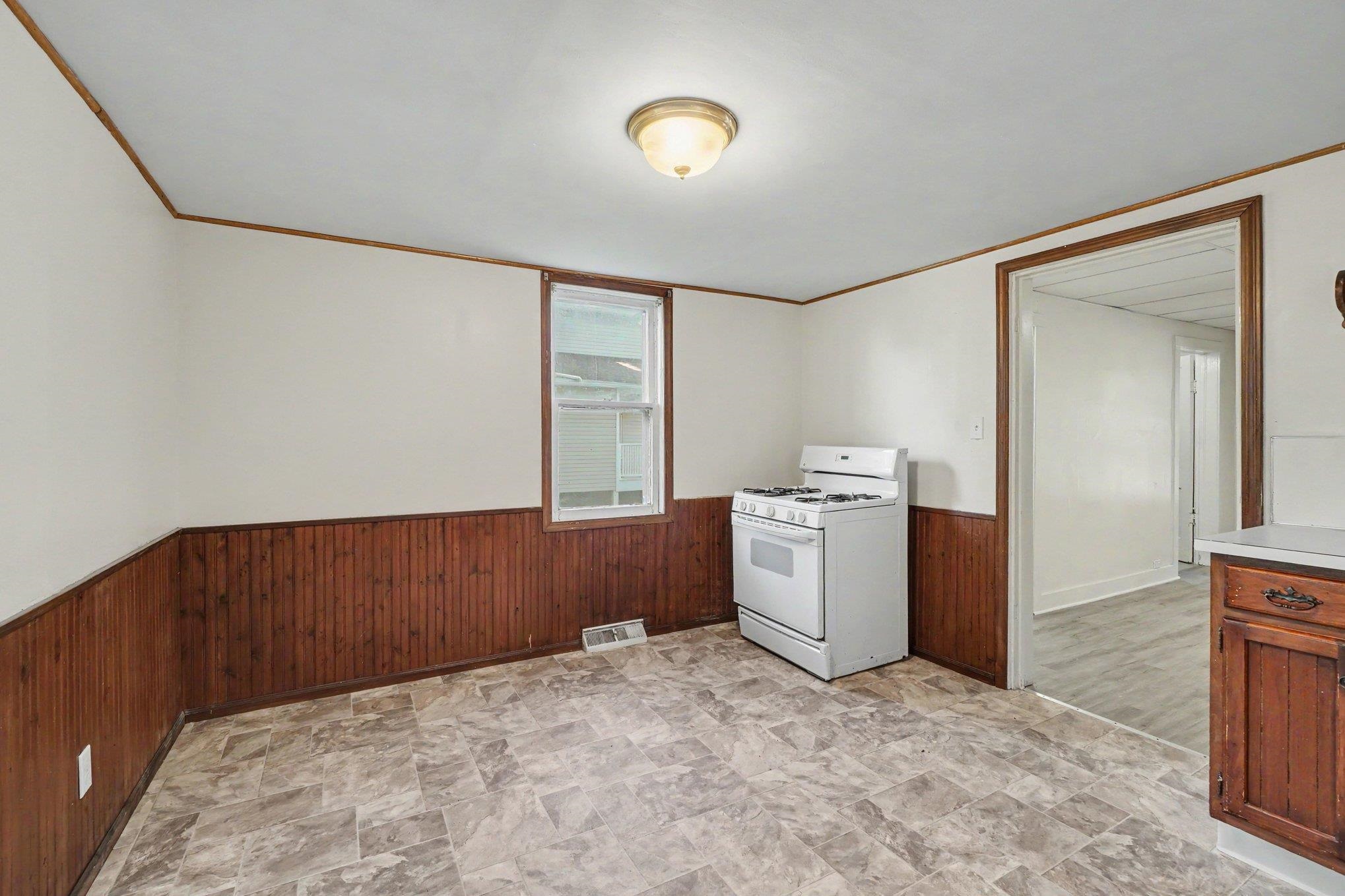 609 N Henry Street Property Photo 7