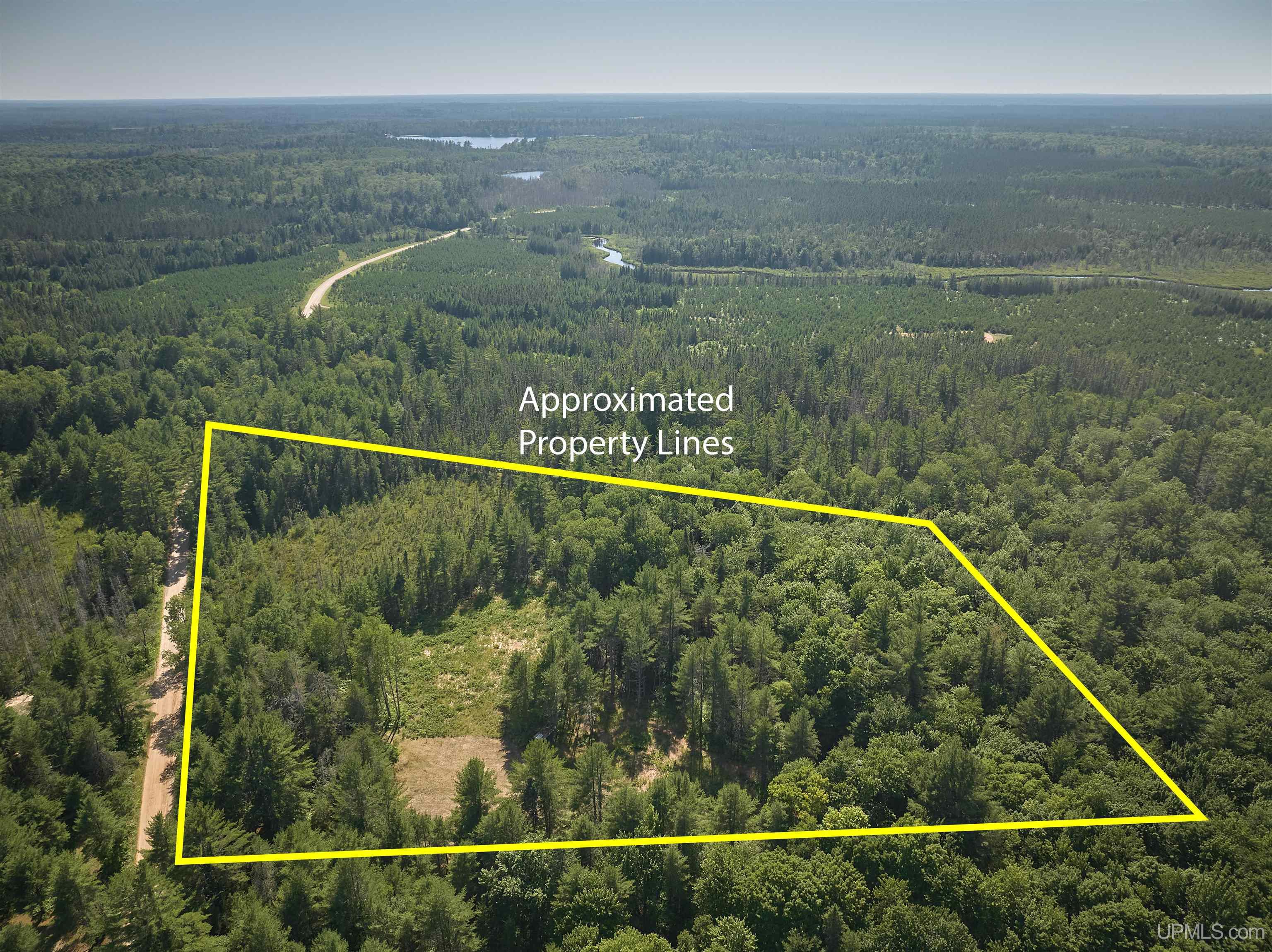 7806 E Doe Lake Road Property Photo 1