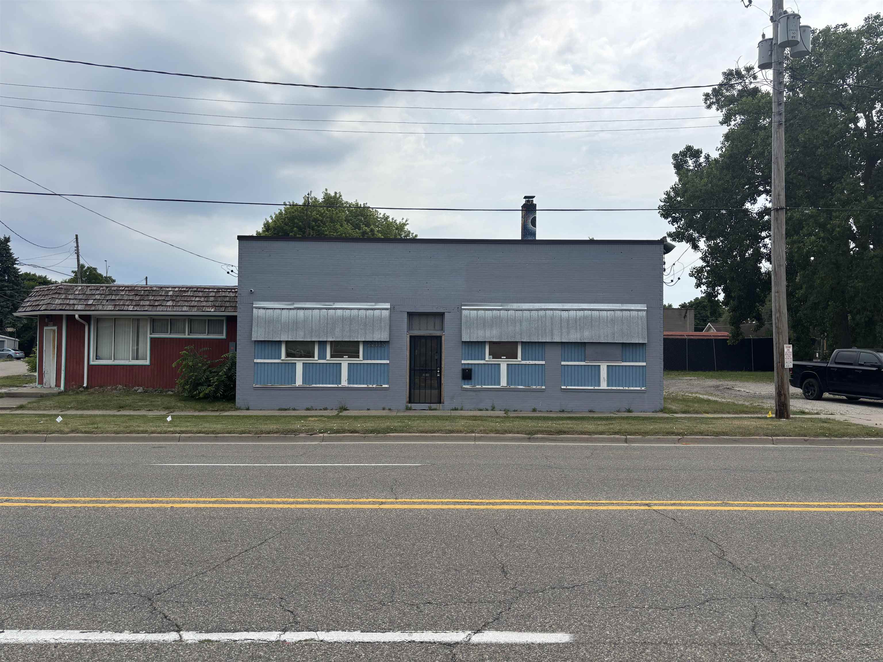 2211 S Saginaw Street Property Photo 1