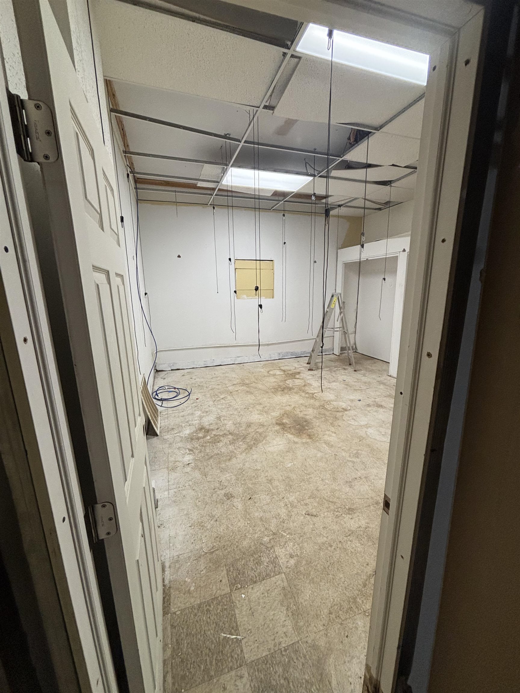 2211 S Saginaw Street Property Photo 6