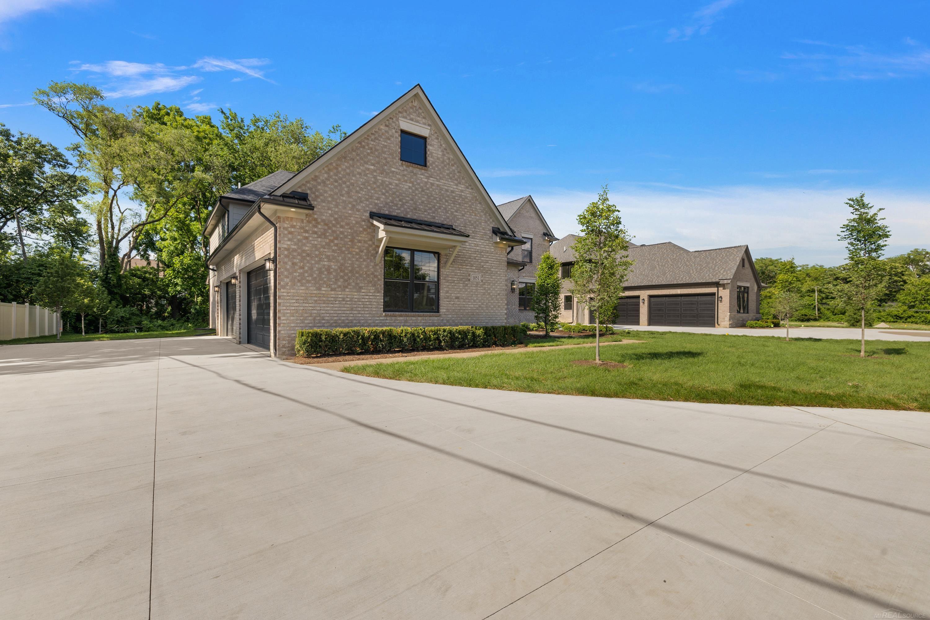 1051 E Avon Road Property Photo 4