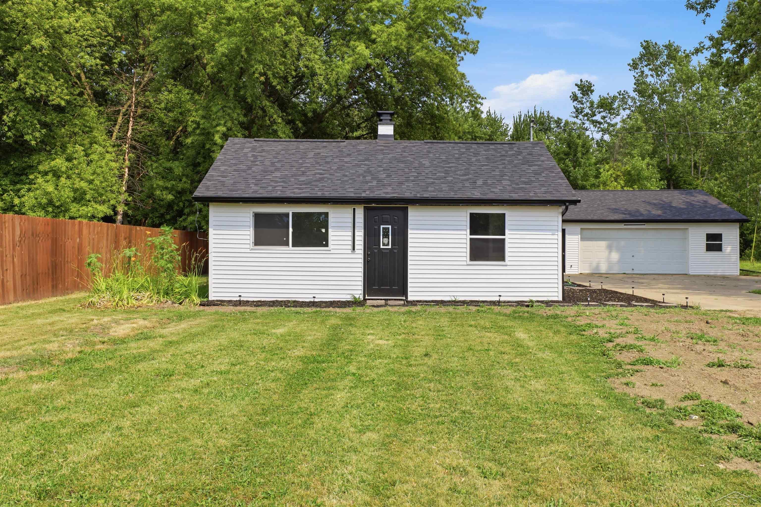 9095 East Road Property Photo 1