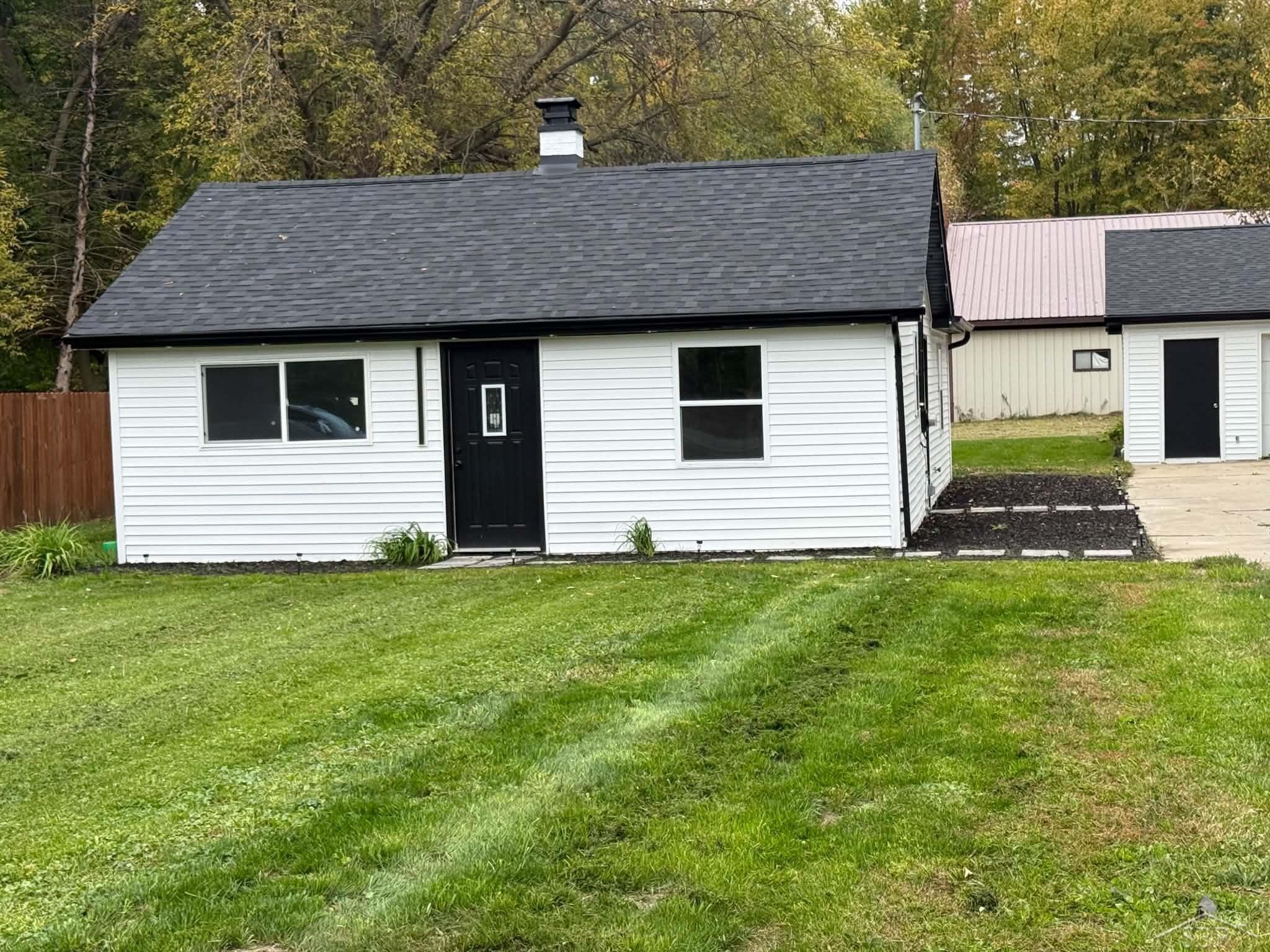 9095 East Road Property Photo 1