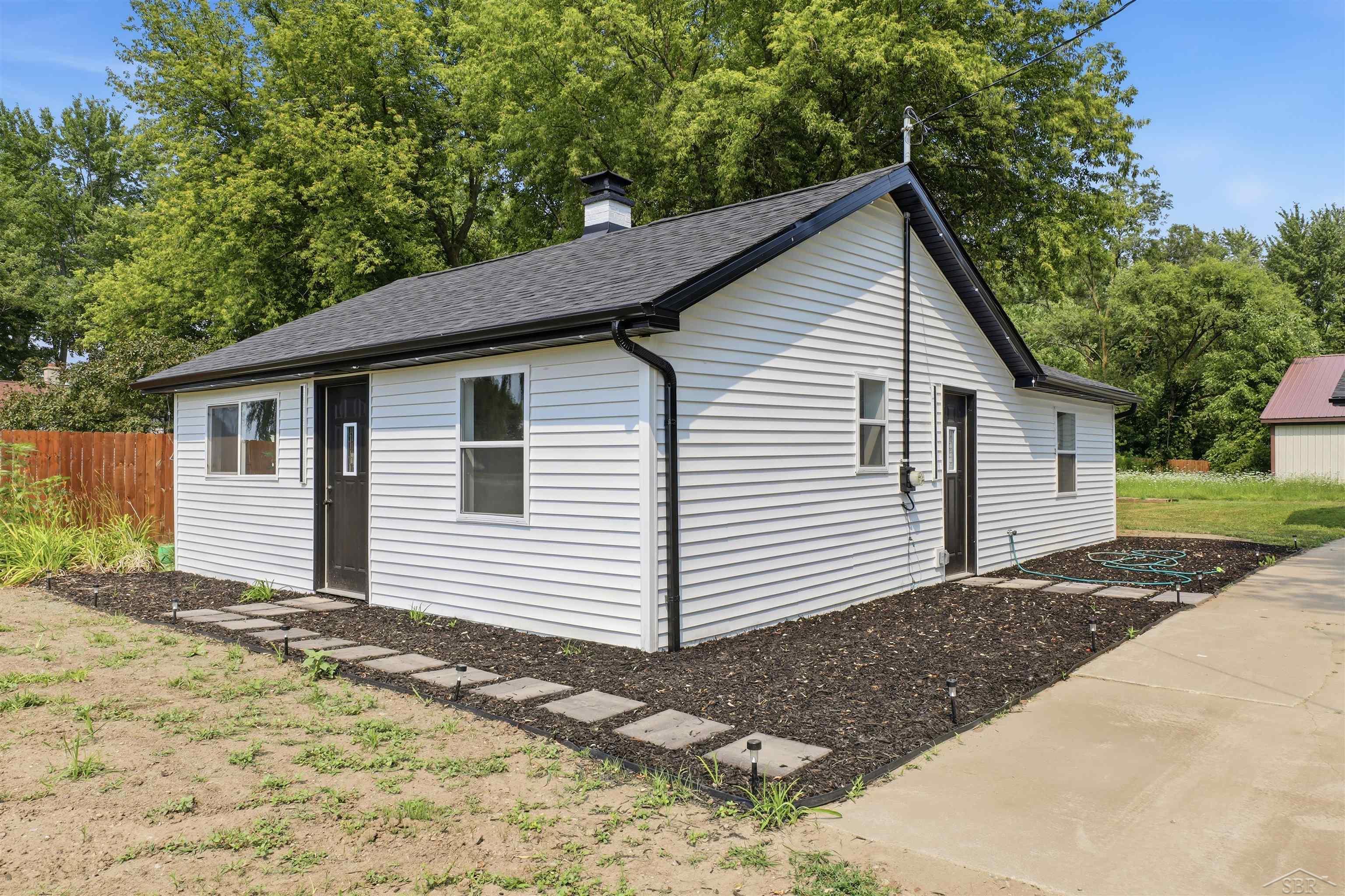 9095 East Road Property Photo 4