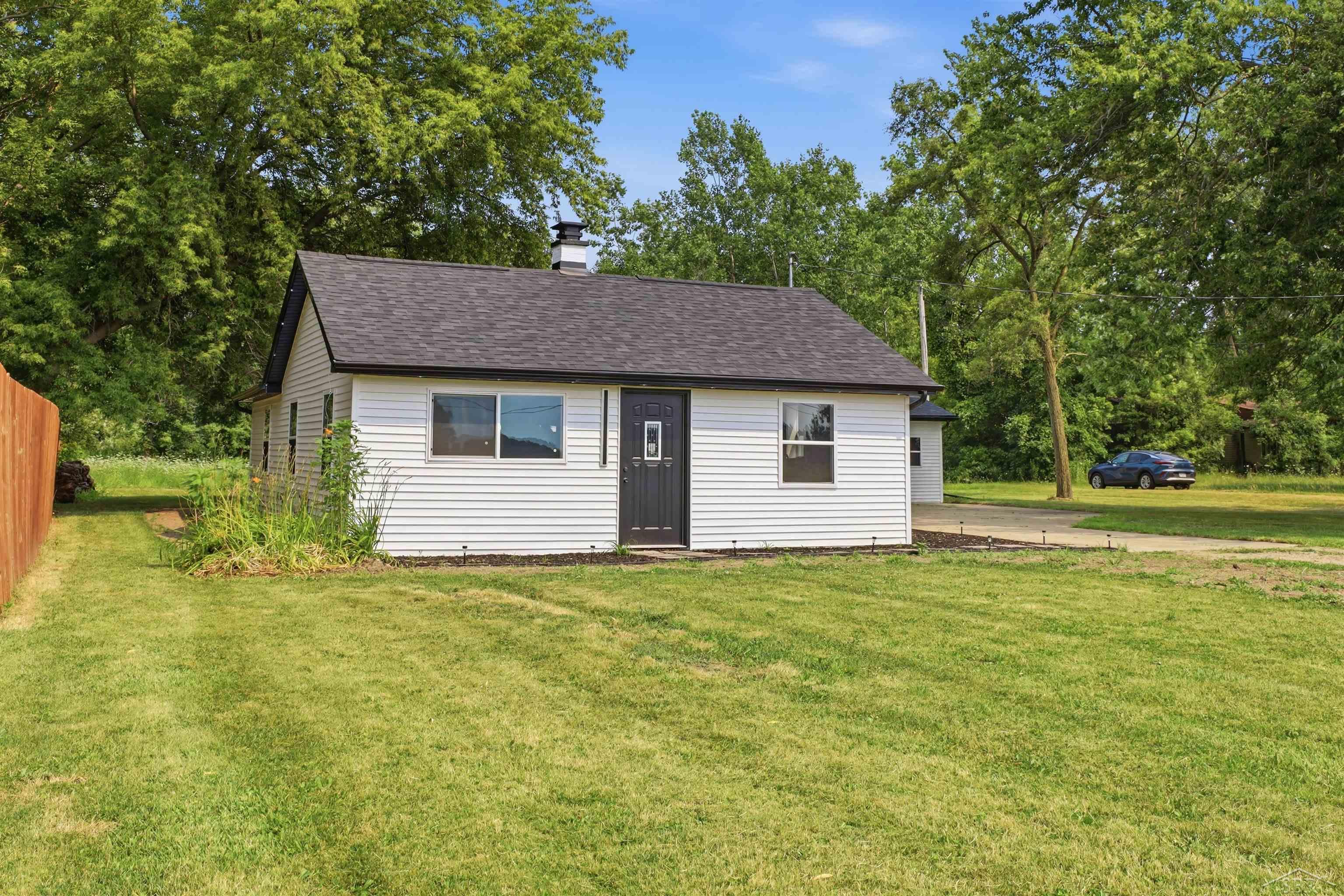 9095 East Road Property Photo 5