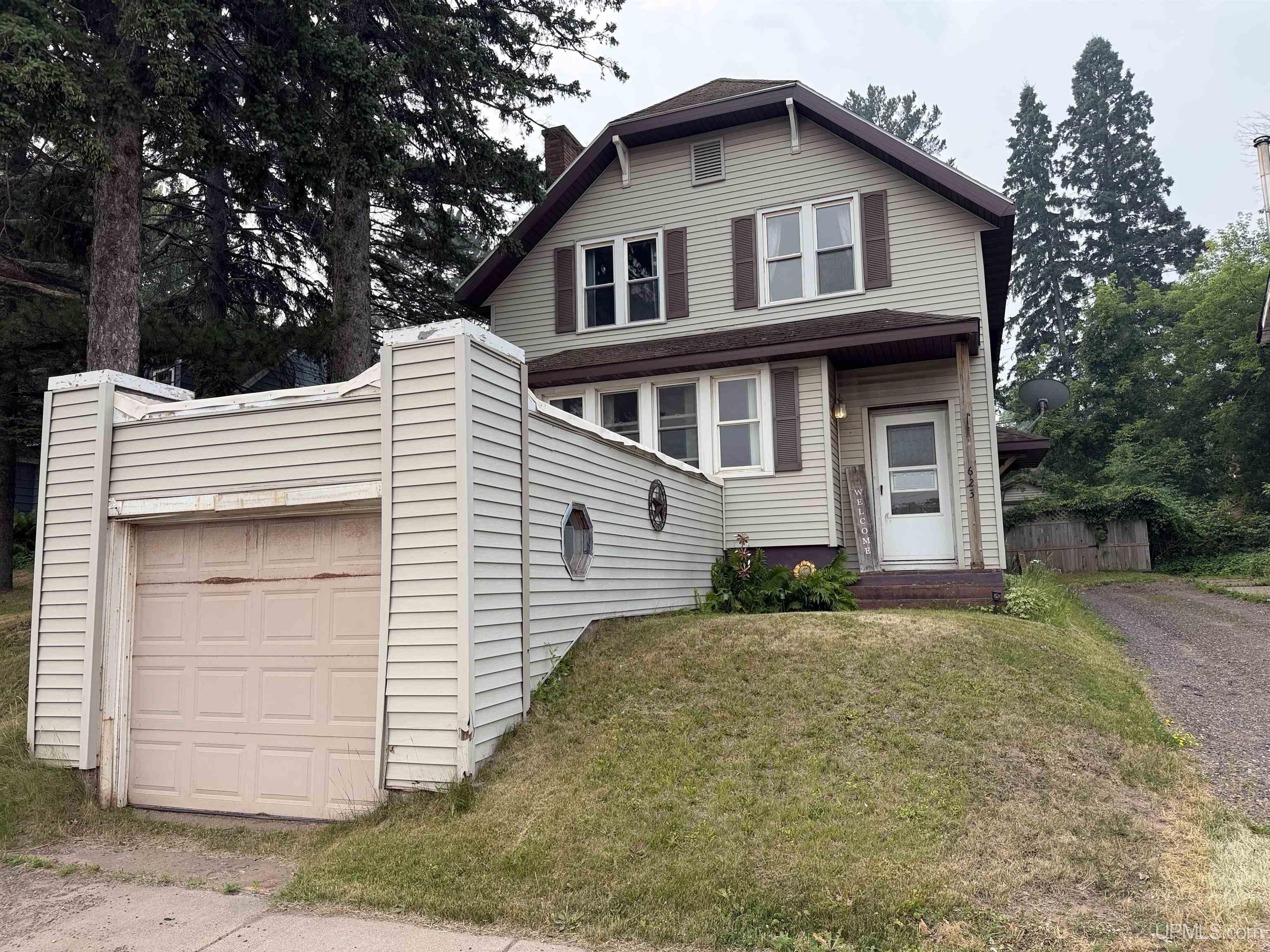 623 E Cloverland Drive Property Photo 1