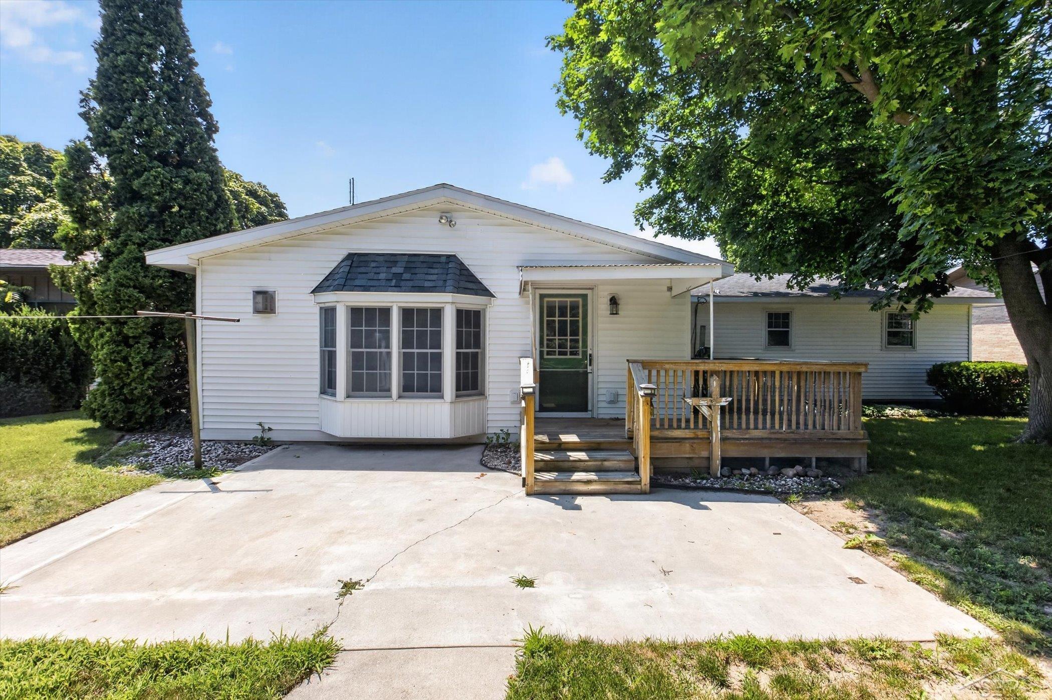 445 Henry Street Property Photo 4