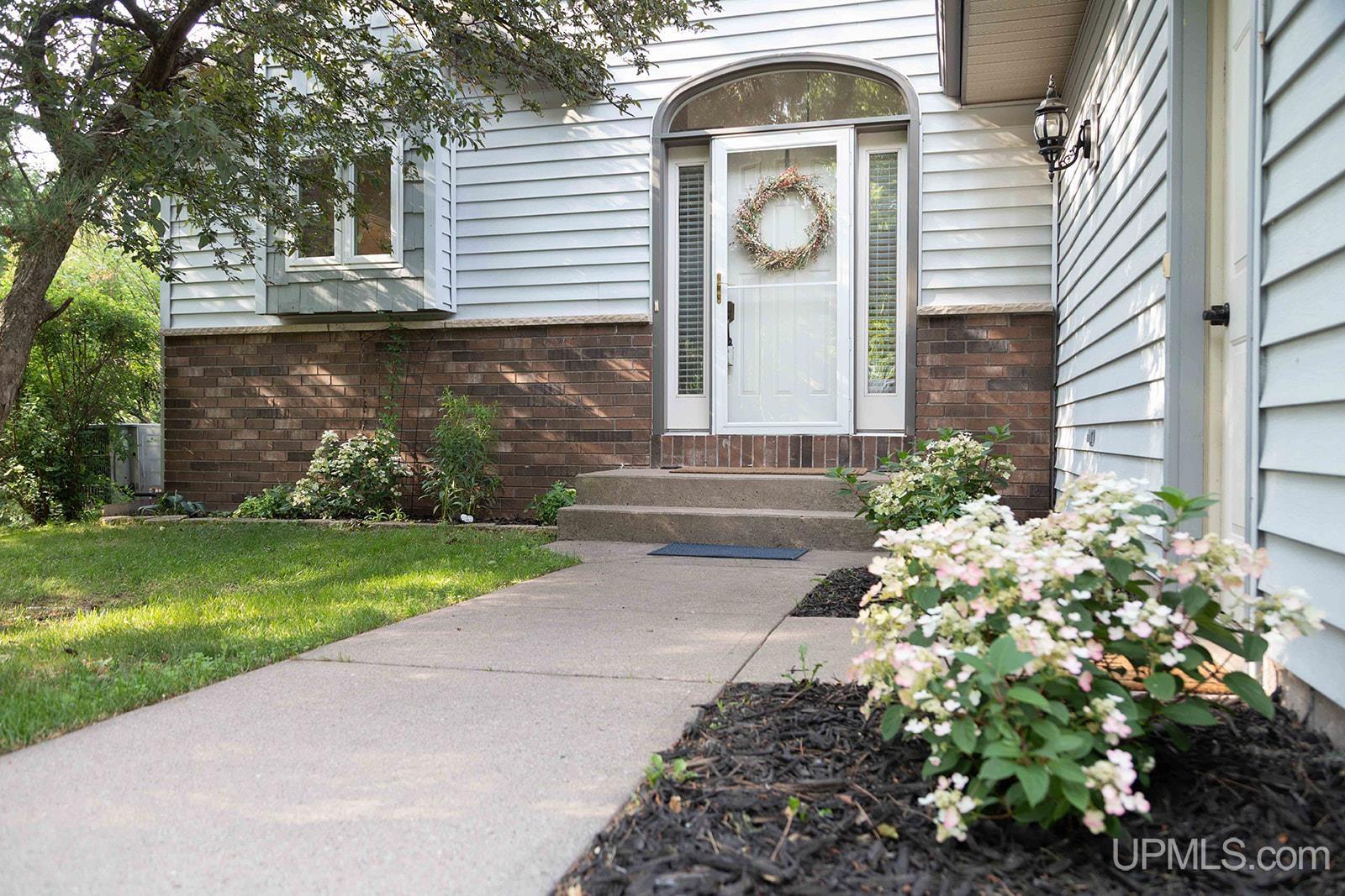 223 Crestview Drive Property Photo 2